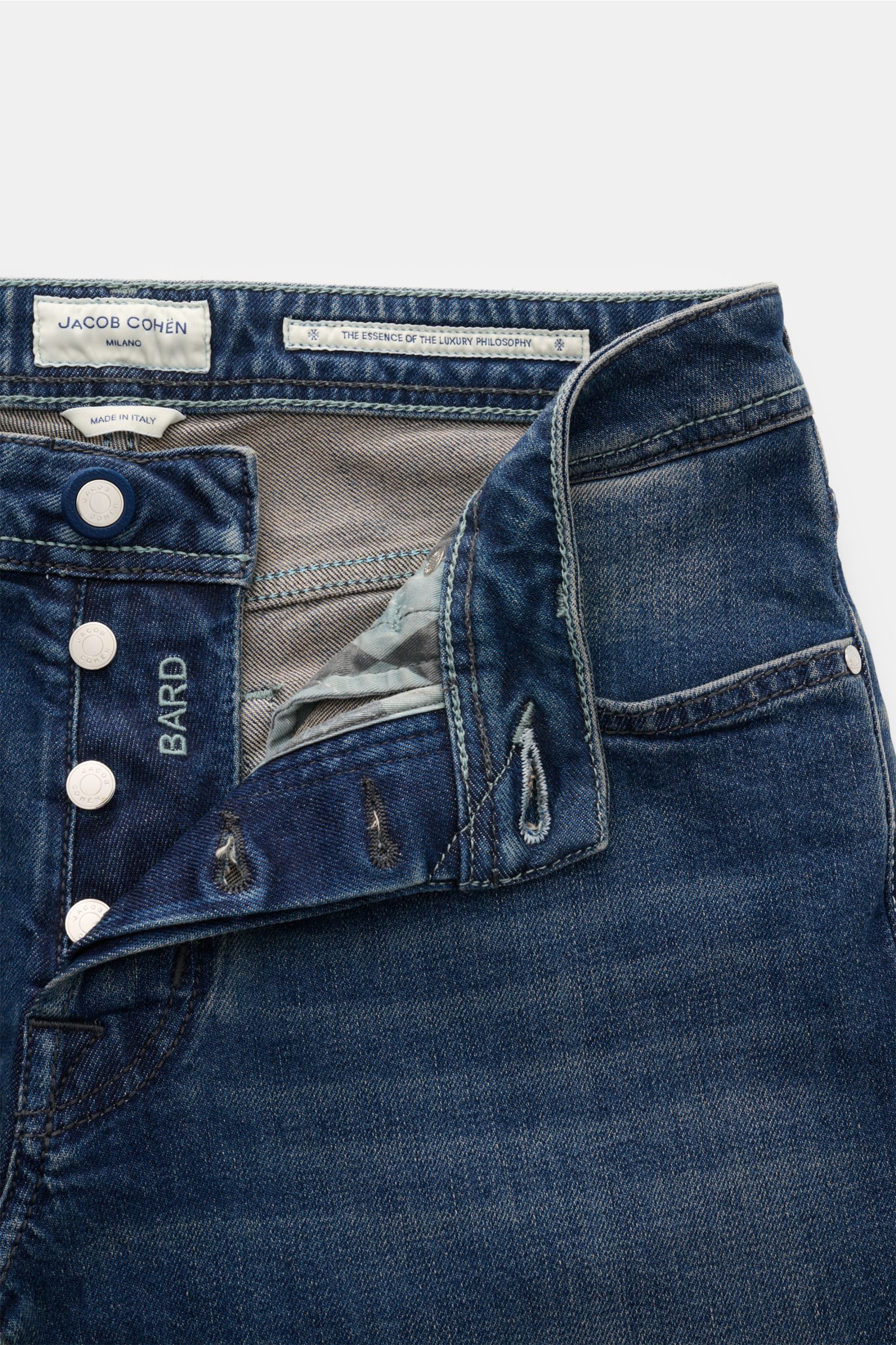 Close-up front view of Jacob Cohen Jeans 'Bard' navy with button fly open, showing denim aus Baumwolle, Lyocell und Microfaser, leicht elastische Qualität, weicher Griff, kontrastierende Nähte, Slim Fit, schmal zulaufend, Five-Pocket-Stil, Münztasche mit 