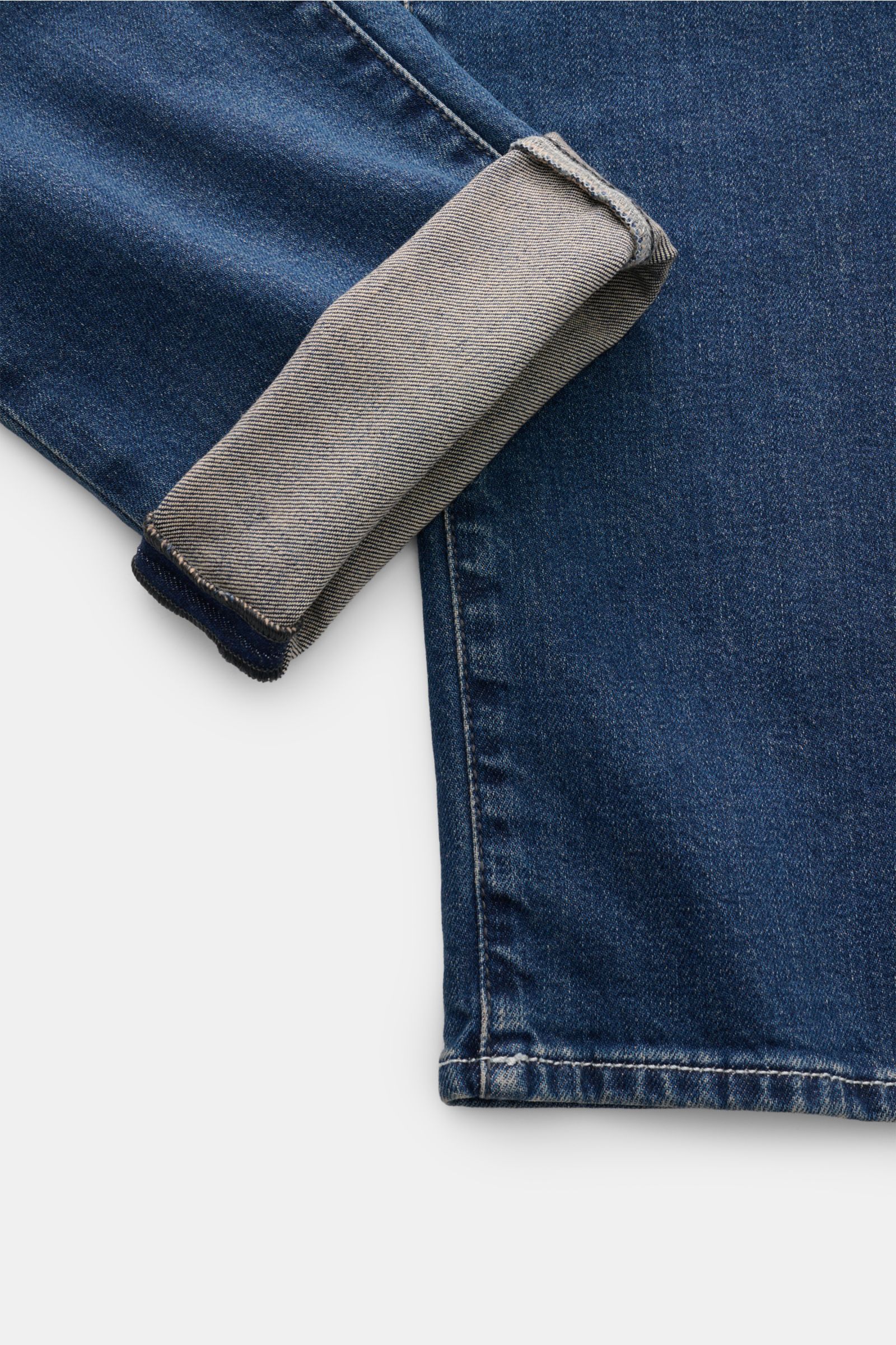 Jacob Cohen Jeans 'Bard' navy shown from the side, highlighting denim aus Baumwolle, Lyocell und Microfaser, leicht elastische Qualität, weicher Griff, kontrastierende Nähte, Slim Fit, schmal zulaufend, Button Fly, Five-Pocket-Stil, Münztasche mit Initial