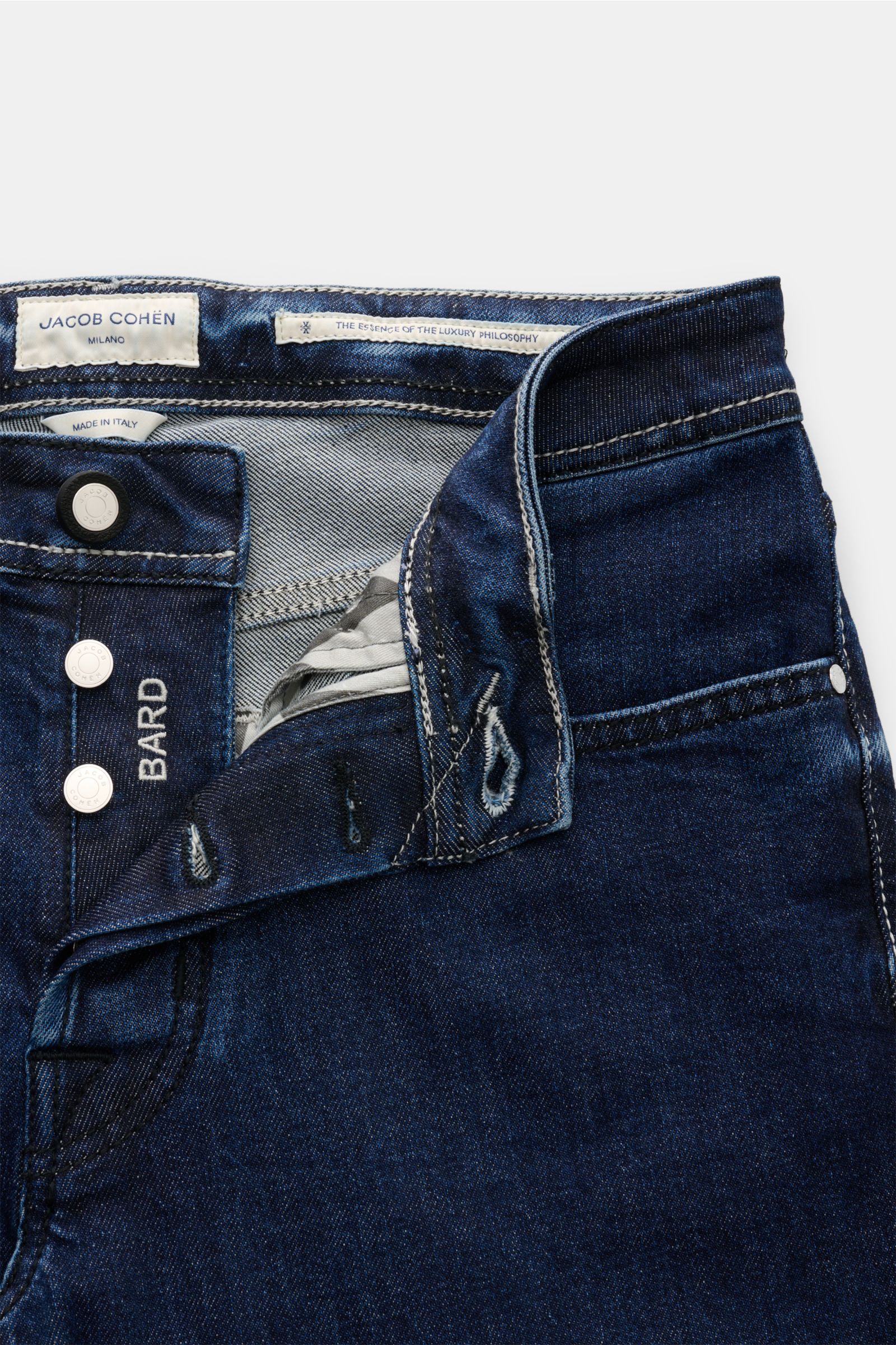 Jacob Cohen Jeans 'Bard' dunkelblau im Close-up von oben, Denim aus reiner Baumwolle, Slim Fit, Button Fly, Five-Pocket-Stil, besticktes Kalbfell-Patch.