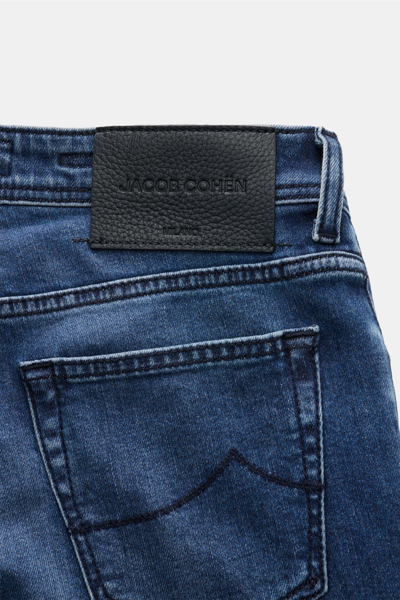 Jacob Cohen Jeans 'Bard' dunkelblau Rückansicht, Denim aus Baumwolle und Cashmere, Slim Fit, Button Fly, Five-Pocket mit Initial-Münztasche, Leather Patch.