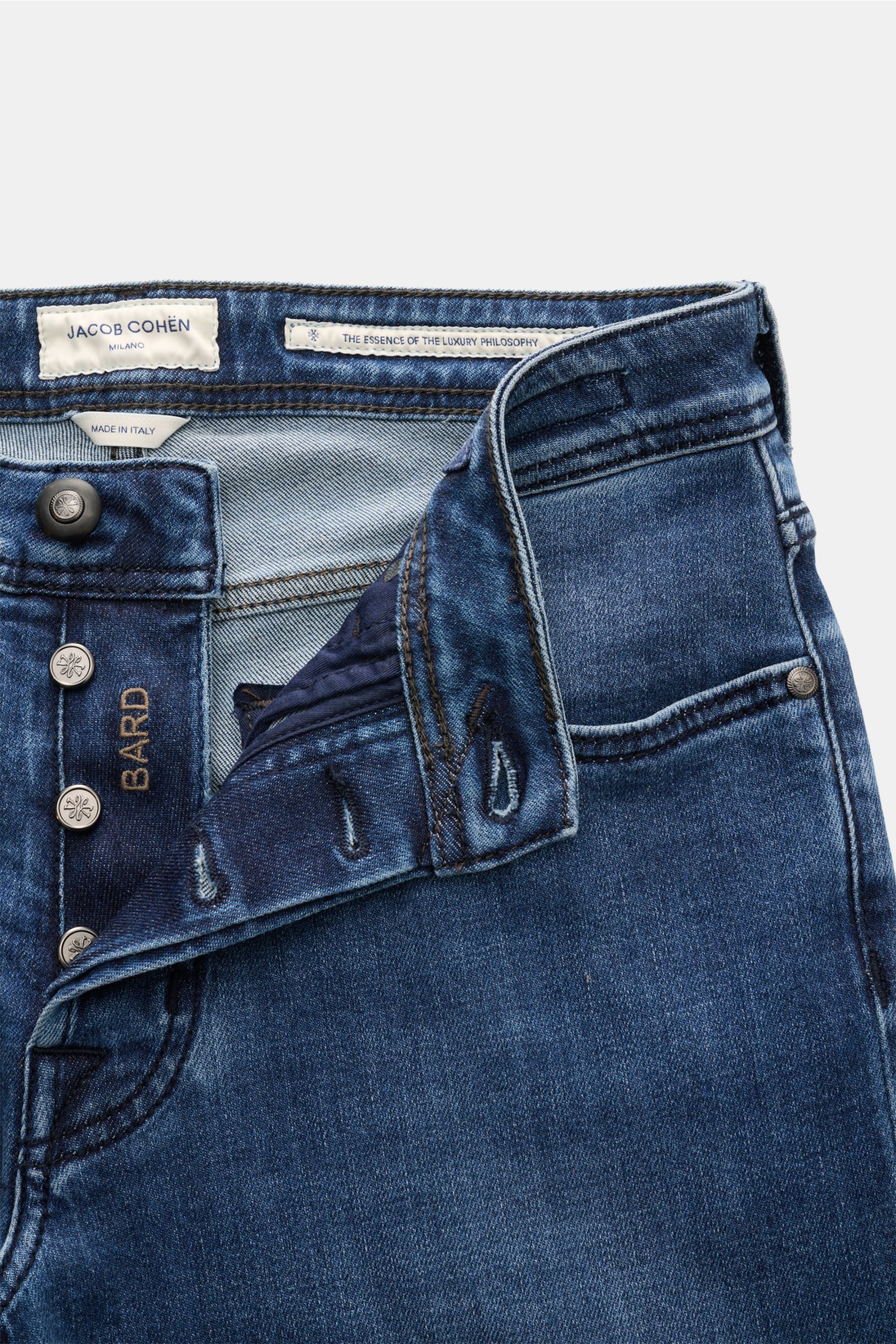 Jacob Cohen Jeans 'Bard' dunkelblau aus Baumwolle und Cashmere, Slim Fit, Button Fly, Five-Pocket-Stil, weicher Griff, schmal zulaufend, Detailansicht von oben.