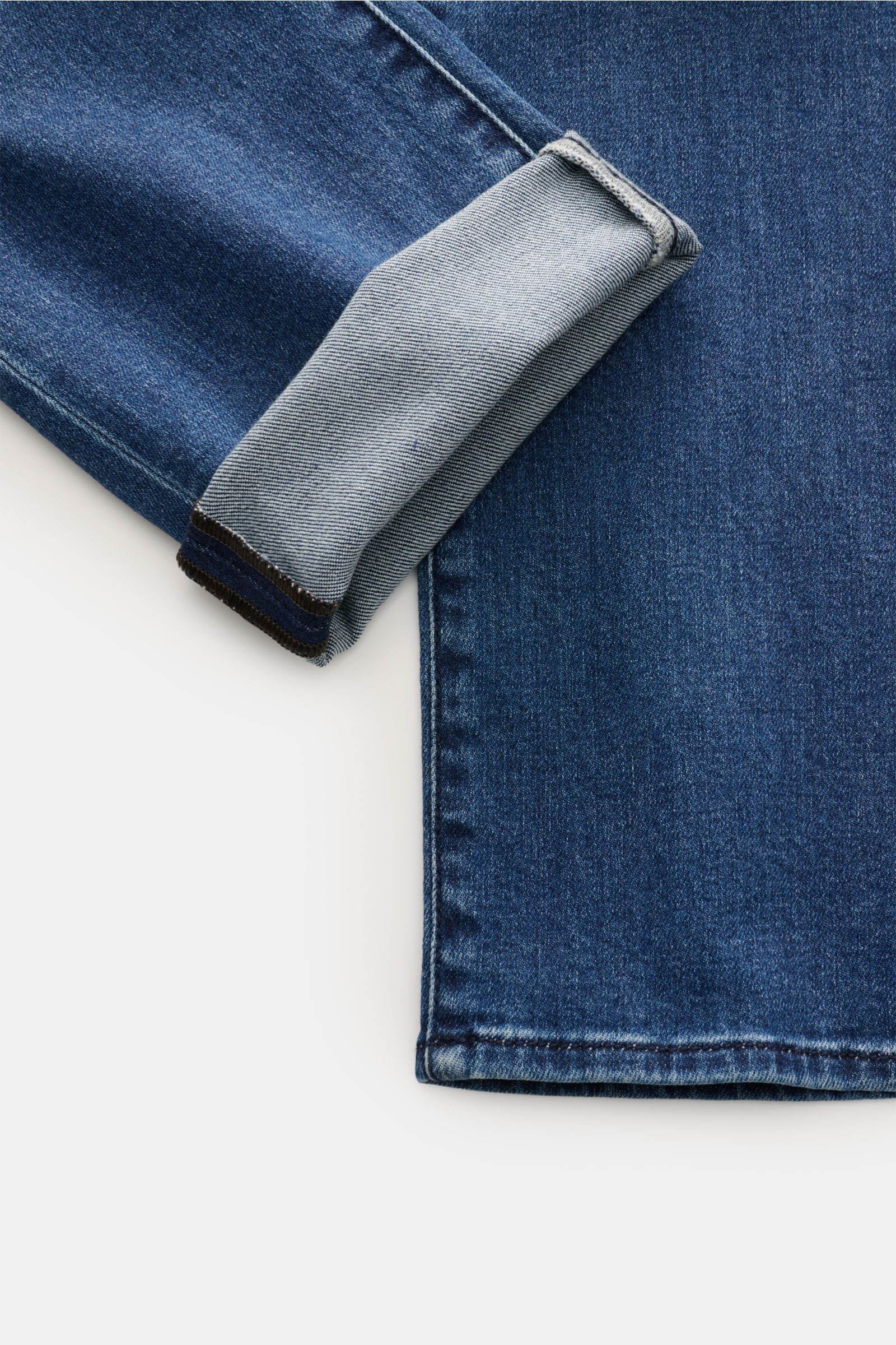 Jacob Cohen Jeans 'Bard' dunkelblau, Detailaufnahme von unten mit aufgekrempeltem Bein, Denim aus Baumwolle und Cashmere, leicht elastisch, Slim Fit, Button Fly, Five-Pocket-Stil, Münztasche mit Initial, Gesäßtaschen mit Stitching, Leather Patch, weicher 