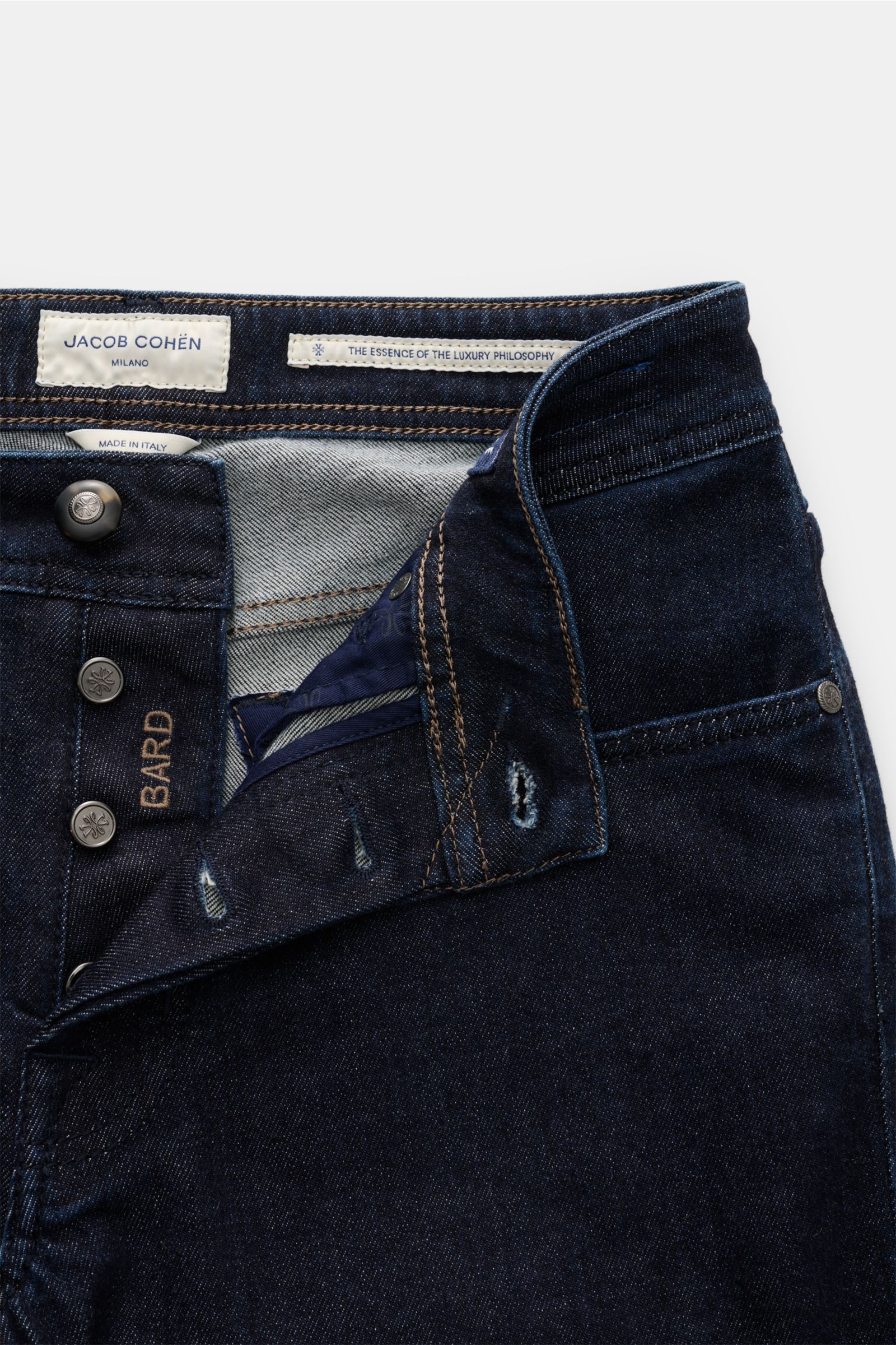 Close-up front view of Jacob Cohen Jeans 'Bard' navy, showing button fly, denim aus Baumwolle und Cashmere, leicht elastische Qualität, weicher Griff, Slim Fit, schmal zulaufend, Five-Pocket-Stil, Münztasche mit Initial, Gesäßtaschen mit tonalem Stitching