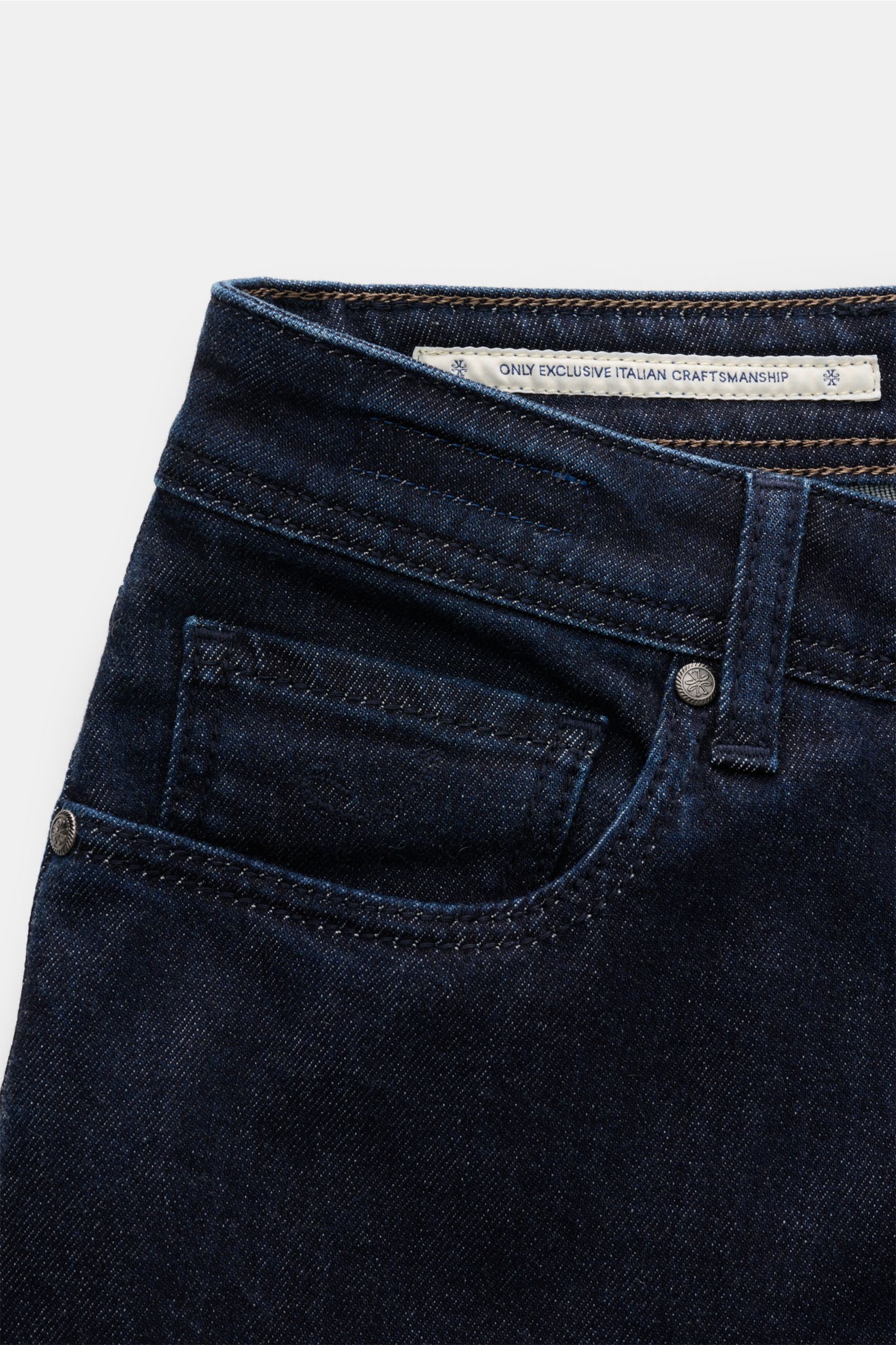 Close-up front view of Jacob Cohen Jeans 'Bard' navy showing denim aus Baumwolle und Cashmere, leicht elastische Qualität, weicher Griff, Slim Fit, schmal zulaufend, Button Fly, Five-Pocket-Stil, Münztasche mit Initial, Gesäßtaschen mit tonalem Stitching,