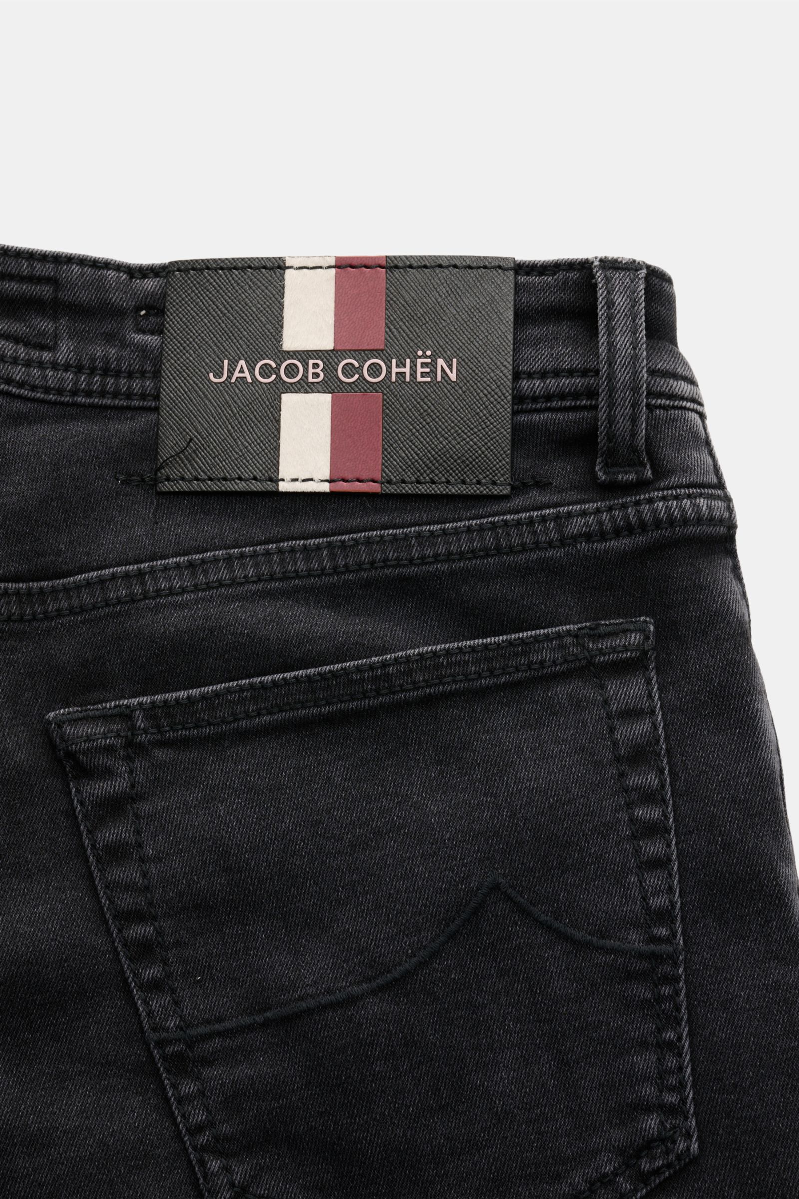 Jacob Cohen Jeans 'Bard' anthrazit in Slim Fit, Detailaufnahme von Rückseite mit Leather Patch, Five-Pocket-Stil, Button Fly, Baumwolle-Modal-Mix, Used-Waschung.