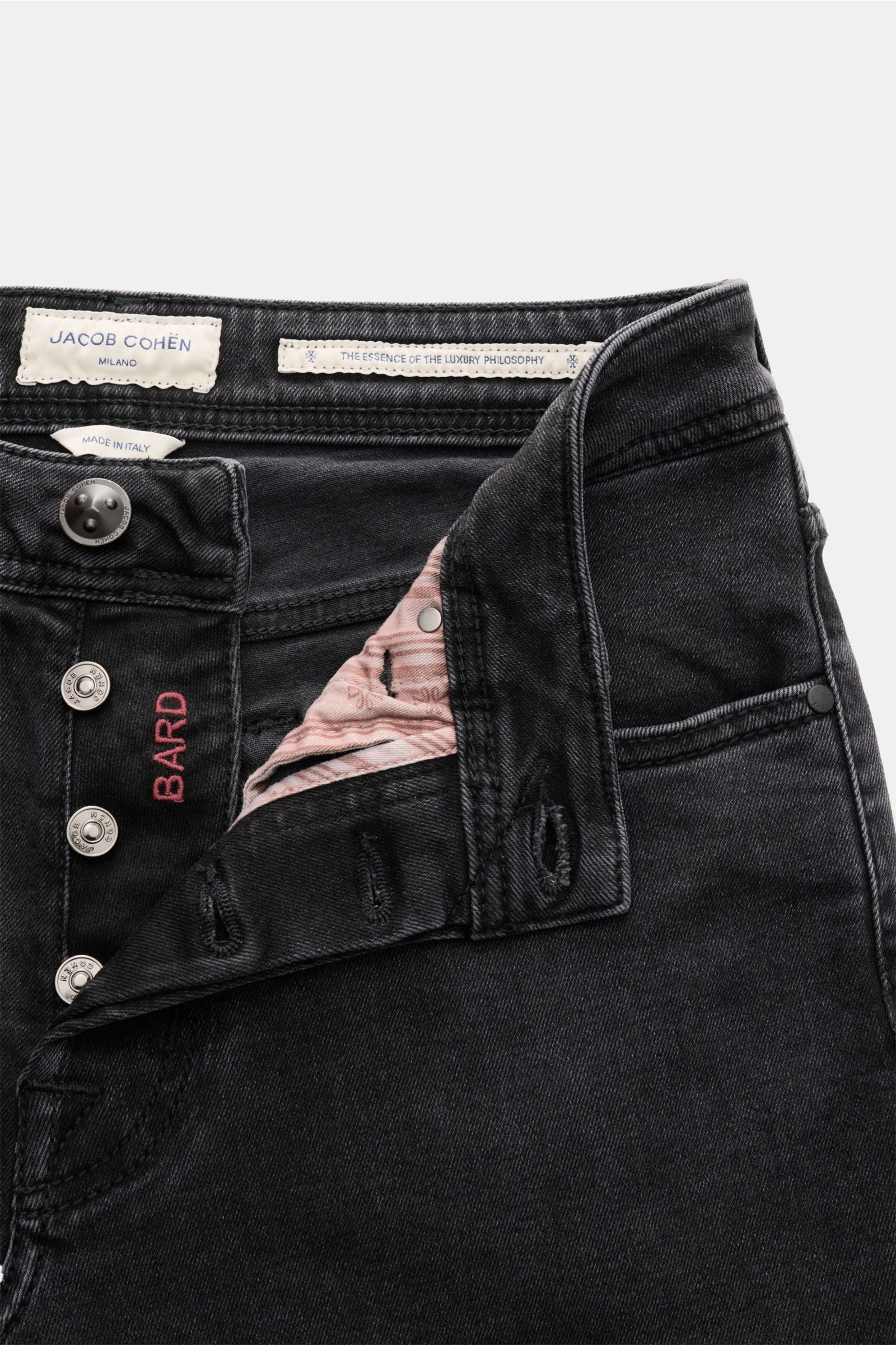 Jacob Cohen Jeans 'Bard' anthrazit im Close-up von oben, Button Fly offen, Five-Pocket-Stil, Denim aus Baumwolle, Modal, elastisch, dezente Used-Waschung.