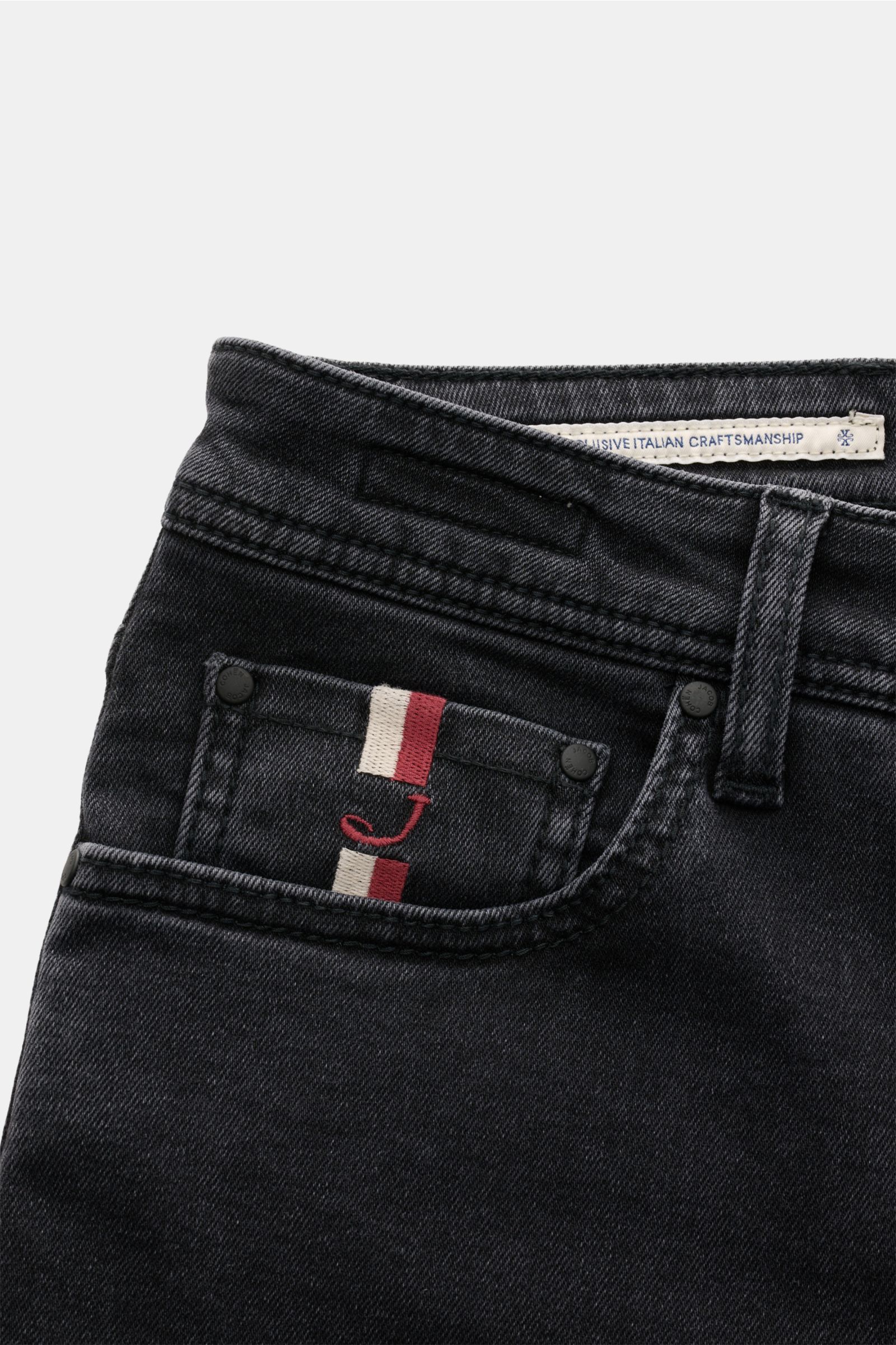 Nahaufnahme der Jacob Cohen Jeans 'Bard' anthrazit, Slim Fit mit Münztasche und Initial, Button Fly, Five-Pocket-Stil, leichte Used-Waschung, Baumwolle-Modal-Denim.