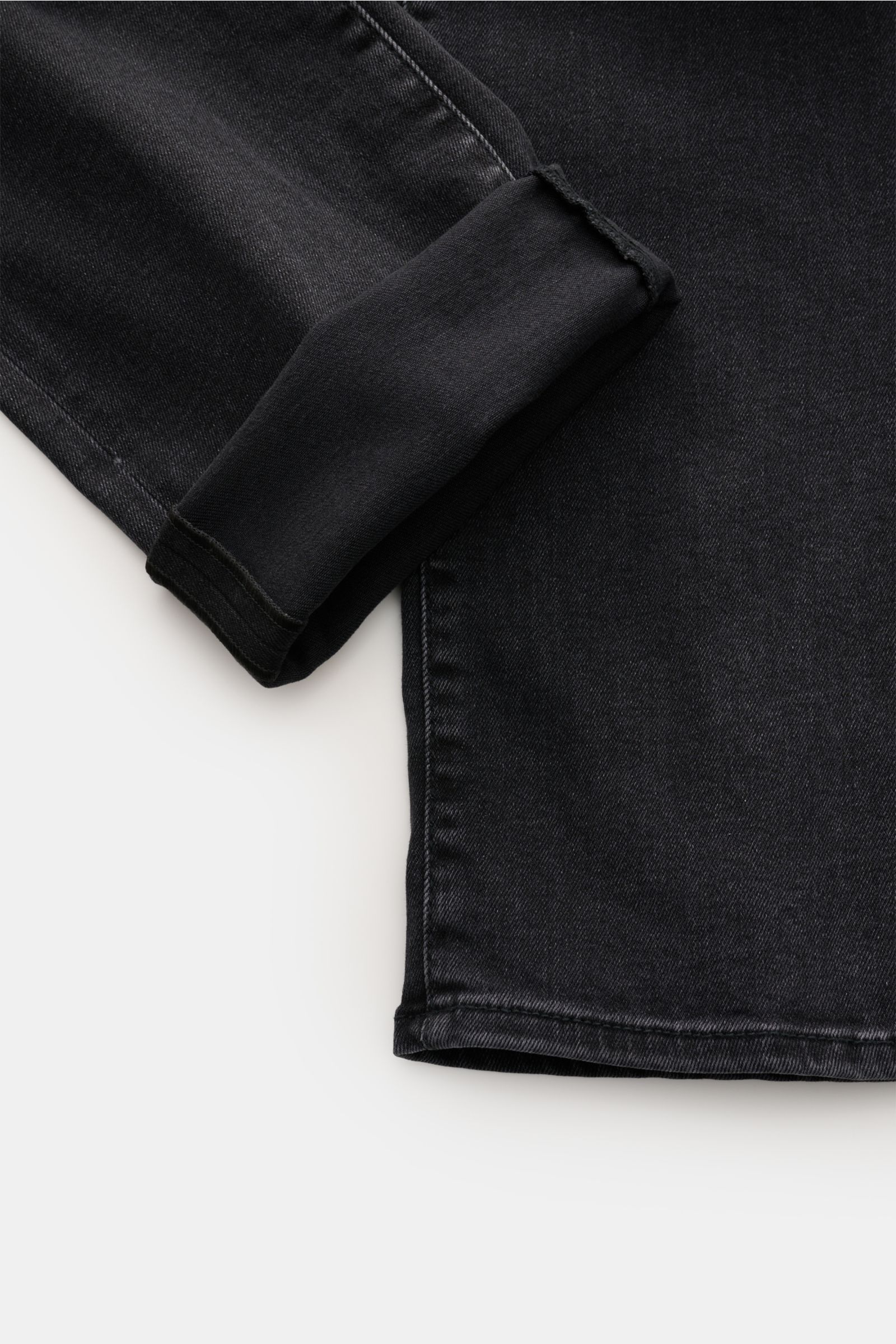 Jacob Cohen Jeans 'Bard' anthrazit im Slim Fit, Detailaufnahme von Bein und Saum, Baumwolle-Modal Denim mit Used-Waschung, Button Fly.