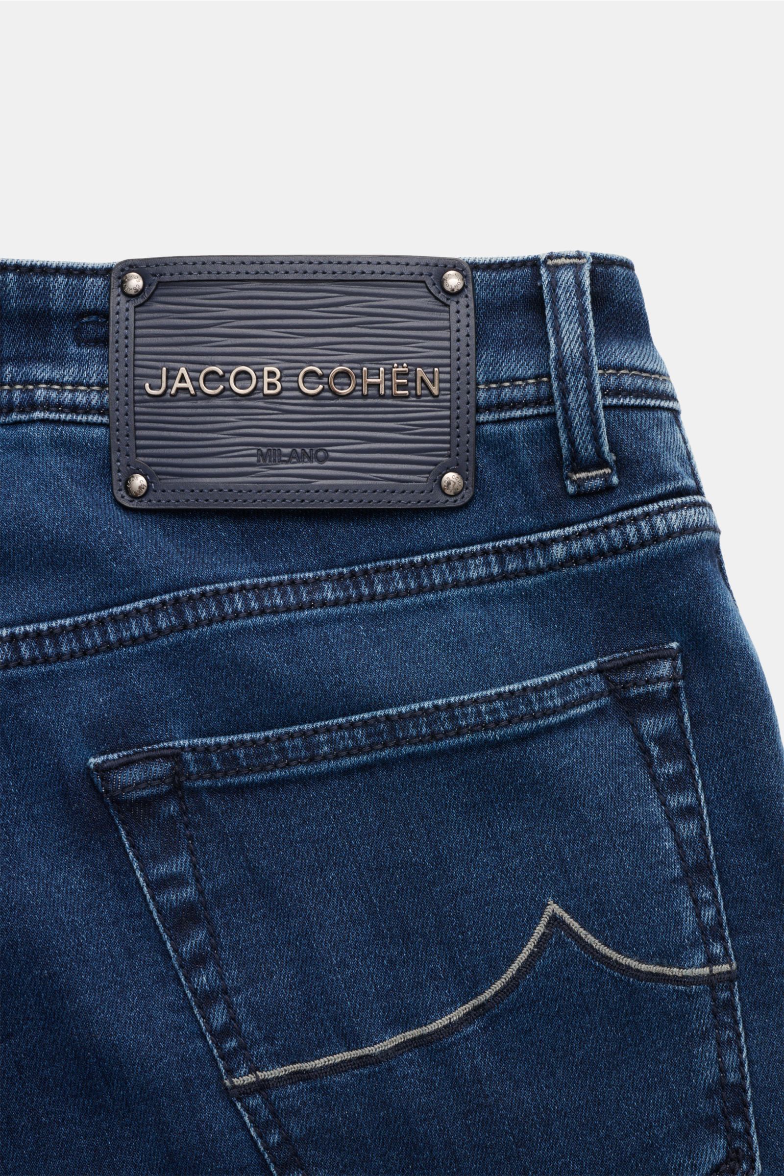 Jacob Cohen Jeans 'Bard' dunkelblau Rückansicht mit Leather Patch, Gesäßtasche mit Stitching, Five-Pocket-Stil, Button Fly, Slim Fit, Denim aus Baumwolle, Lyocell, Microfaser, weich, elastisch, kontrastierende Nähte.