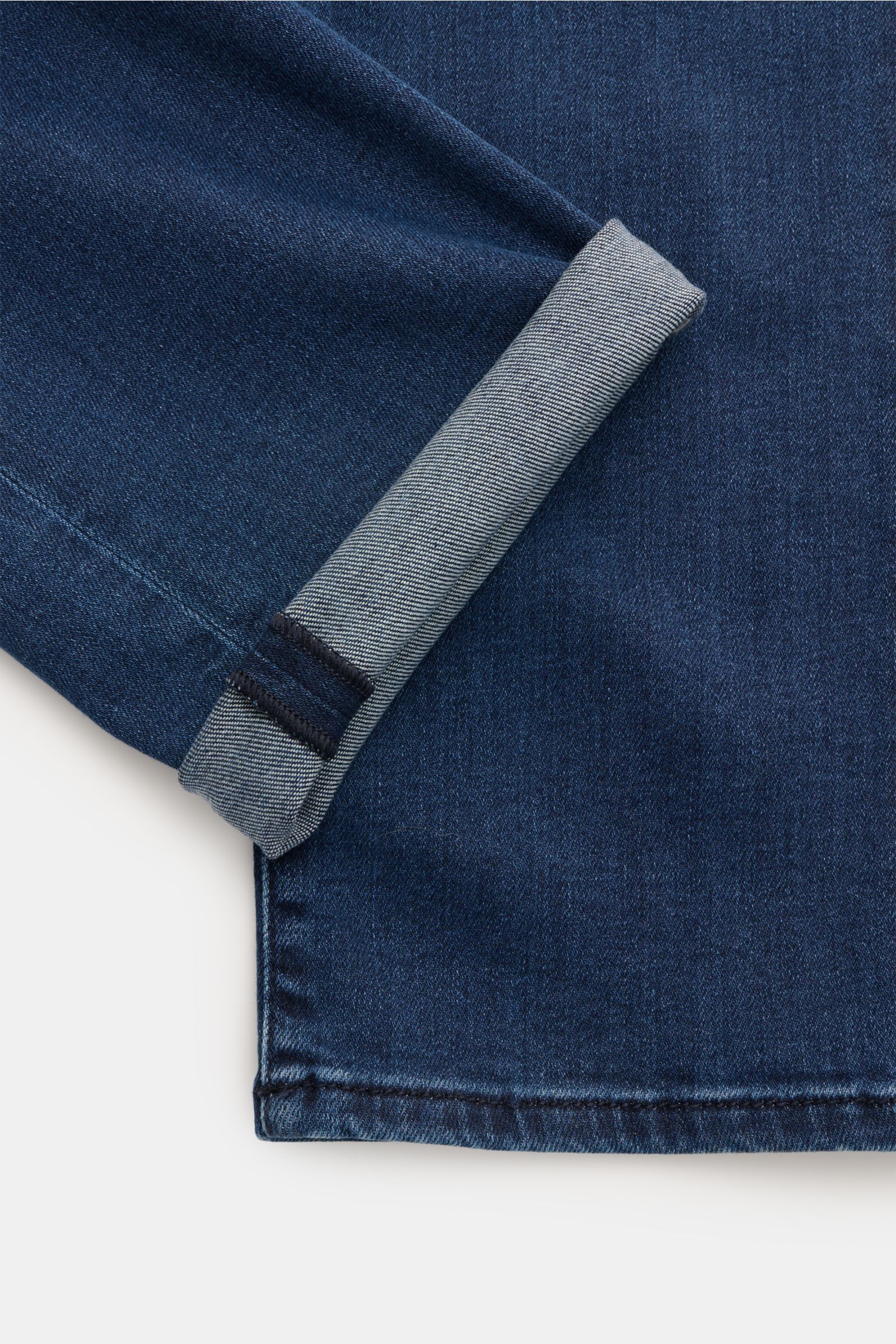 Jacob Cohen Jeans 'Bard' dunkelblau, Detailansicht vom Beinumschlag, Denim aus Baumwolle, Lyocell, Microfaser, Slim Fit, weicher Griff, kontrastierende Nähte, Button Fly, Five-Pocket-Stil, Münztasche mit Initial, Gesäßtaschen mit Stitching, Leather Patch.