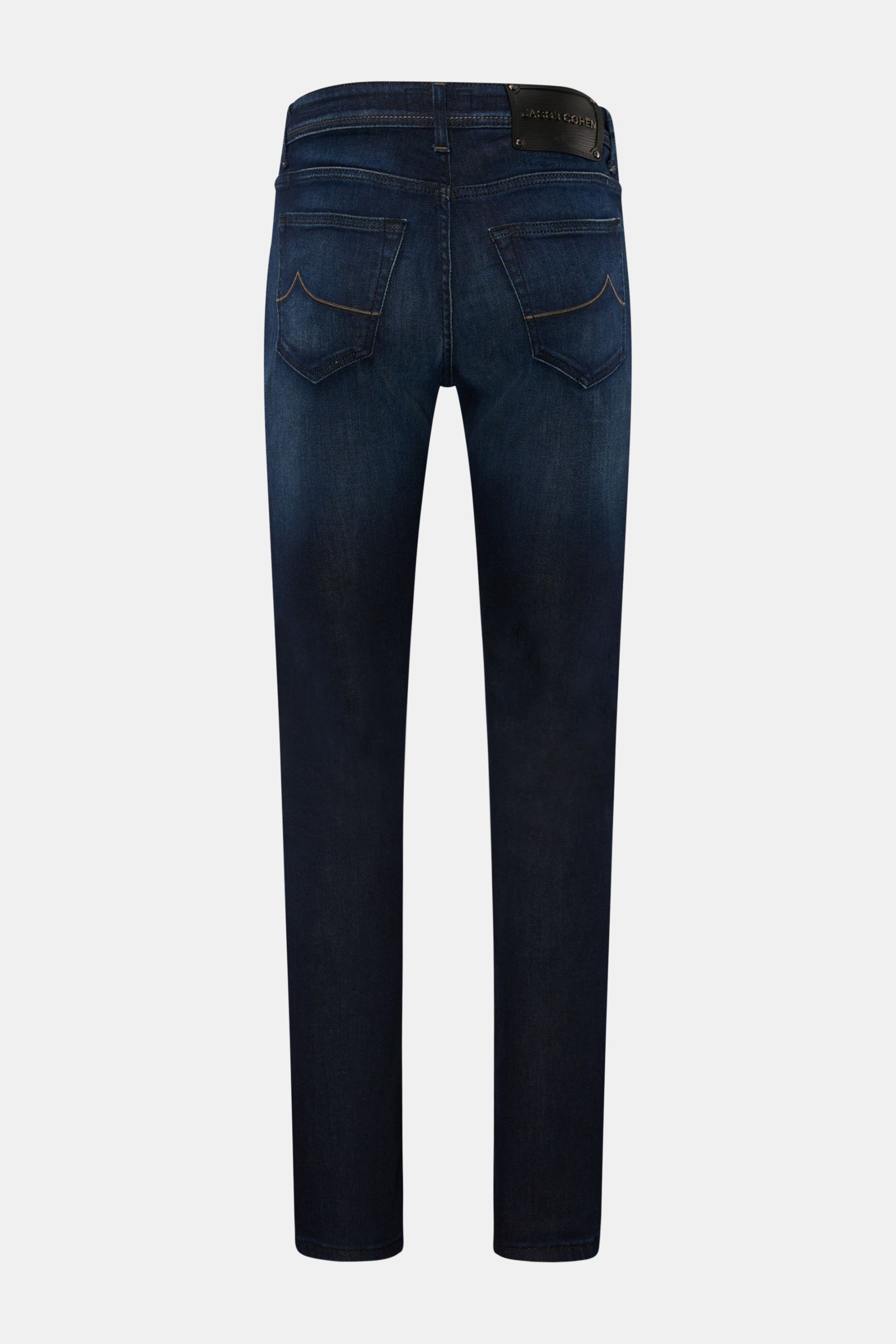 Jacob Cohen Jeans 'Bard' navy shown from the back, slim fit with narrow legs, denim aus Baumwolle, Lyocell und Microfaser, leicht elastische Qualität, weicher Griff, kontrastierende Nähte, Button Fly, Five-Pocket-Stil, Münztasche mit Initial, Gesäßtaschen