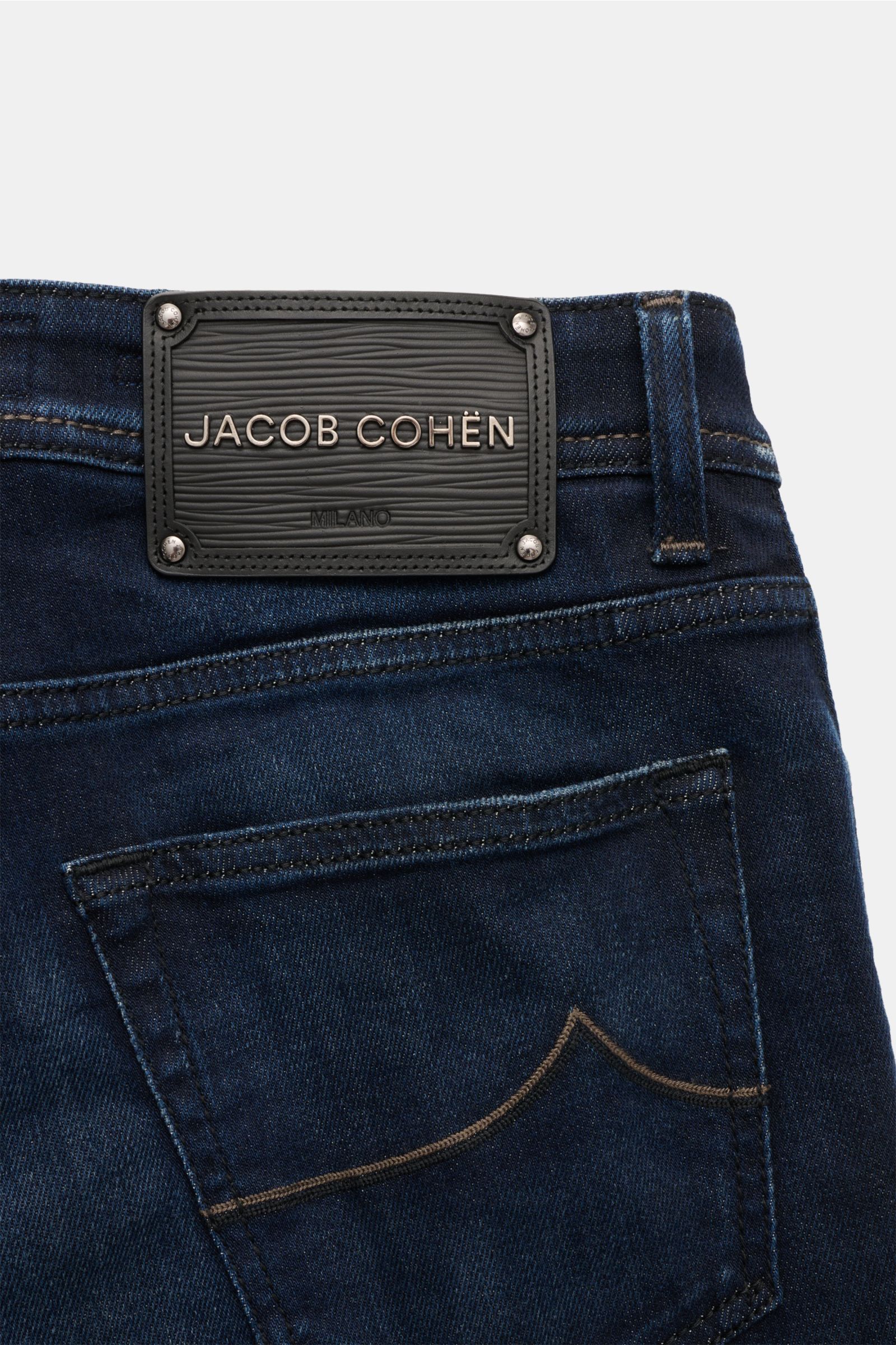 Close-up rear view of Jacob Cohen Jeans 'Bard' navy showing soft-grip denim aus Baumwolle, Lyocell und Microfaser, leicht elastische Qualität, kontrastierende Nähte, Slim Fit, schmal zulaufend, Button Fly, Five-Pocket-Stil, Münztasche mit Initial, Gesäßta