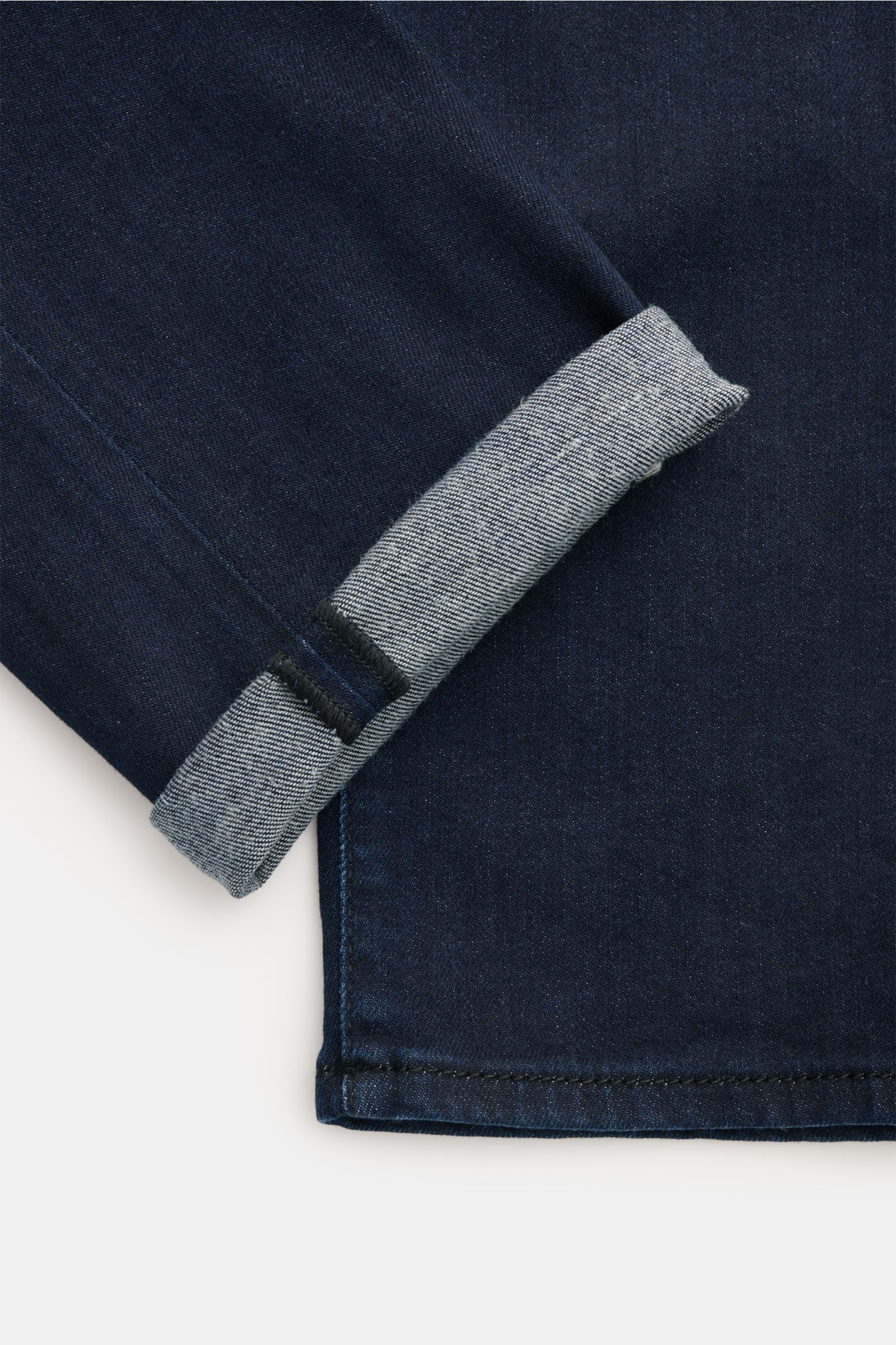 Close-up from above of the cuff of Jacob Cohen Jeans 'Bard' navy, showing denim aus Baumwolle, Lyocell und Microfaser, leicht elastische Qualität, weicher Griff, kontrastierende Nähte, Slim Fit, schmal zulaufend, Button Fly, Five-Pocket-Stil, Münztasche m