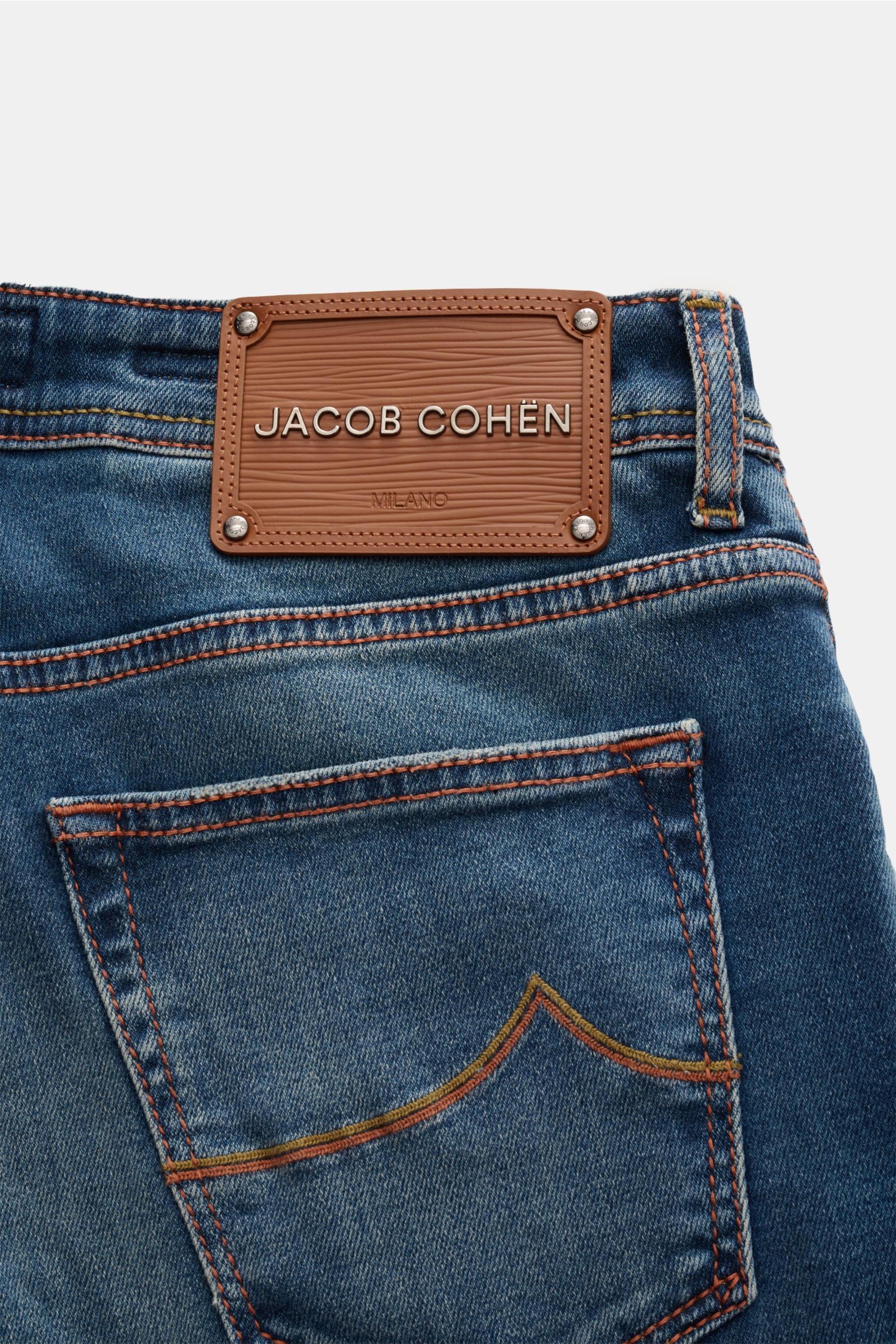 Jacob Cohen Jeans 'Bard' graublau Rückansicht mit Five-Pocket-Stil, Lederpatch, schmal zulaufend, Button Fly, weicher Griff, leicht elastisch, Baumwolle, Lyocell, Microfaser.