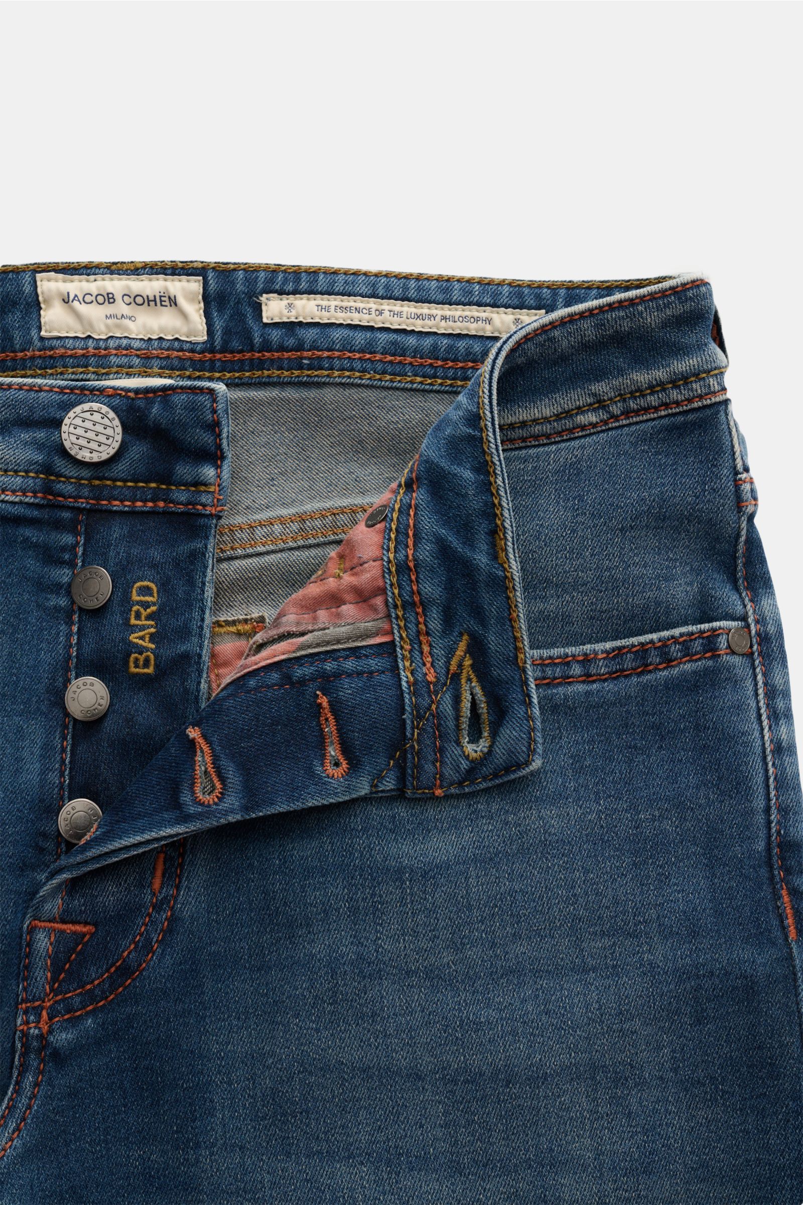 Jacob Cohen Jeans 'Bard' graublau aus schmal zulaufendem Slim Fit, Button Fly, Five-Pocket-Stil, Denim aus Baumwolle, Lyocell, Microfaser, weicher Griff, kontrastierende Nähte, Münztasche mit Initial, Gesäßtaschen mit Stitching, Leather Patch, Detailaufna
