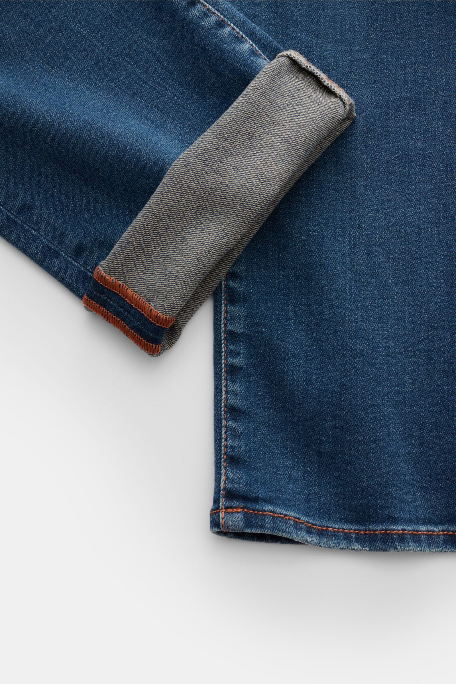 Jacob Cohen Jeans 'Bard' graublau, Detailansicht vom Bein mit umgeschlagenem Saum, Denim aus Baumwolle, Lyocell, Microfaser, Slim Fit, kontrastierende Nähte, Button Fly, Five-Pocket-Stil, Münztasche mit Initial, Gesäßtaschen mit Stitching, Leather Patch.