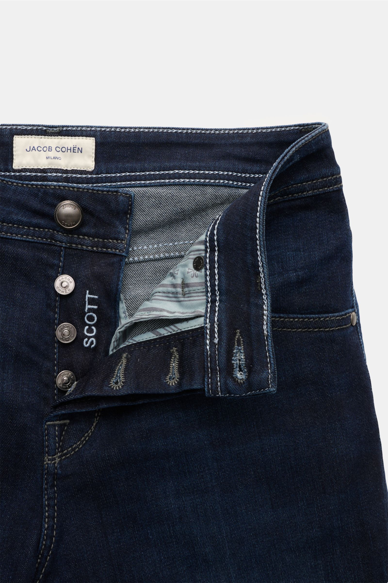 Close-up front view of Jacob Cohen Jeans 'Scott' navy with button fly open, showing denim fabric, stitching, and inner lining details; denim aus Baumwolle, Lyocell und Microfaser, elastische Qualität, weicher Griff, dezente Used-Waschung, Slim Fit, knöche