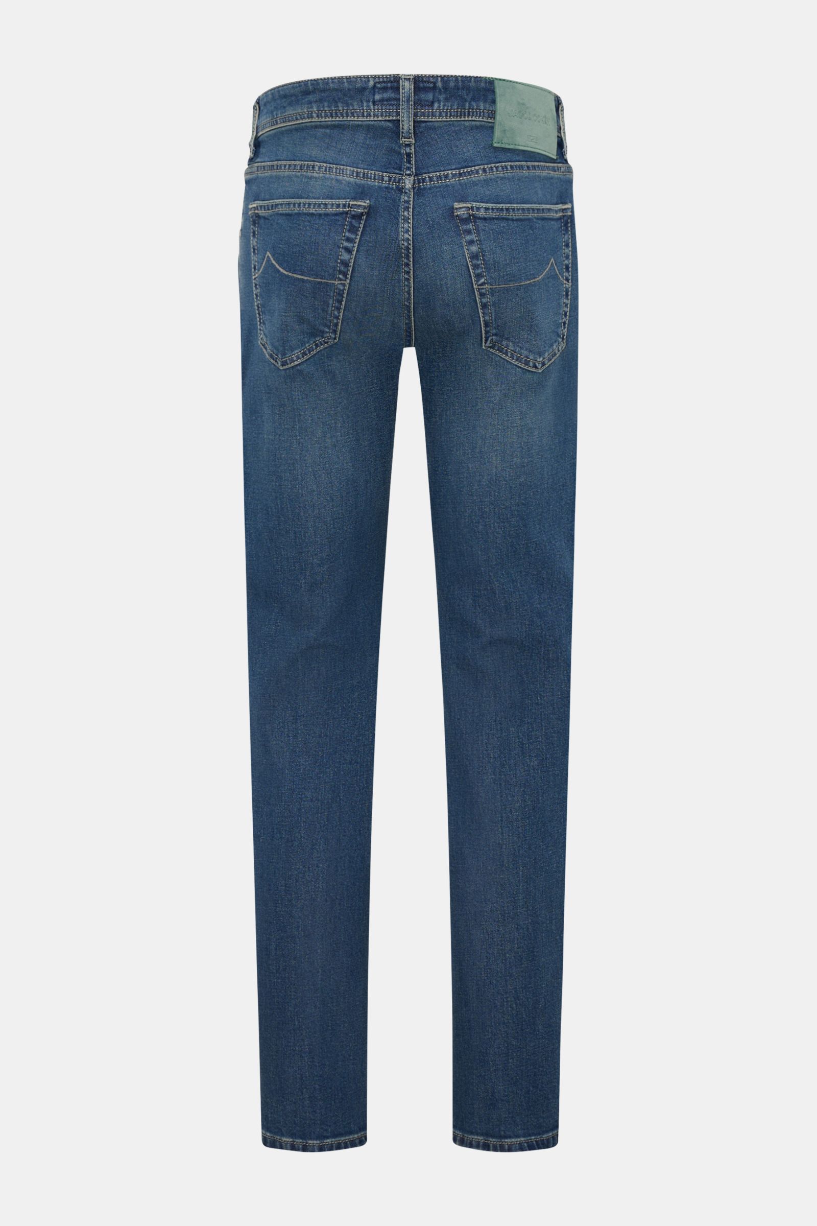 Jacob Cohen Jeans 'Scott' graublau shown from the back, slim fit, knöchellang, high waist, denim aus Baumwolle und Lyocell, elastische Qualität, softer Griff, dezente Used-Waschung, very narrow taper, Button Fly, Five-Pocket-Stil, Münztasche mit Initial, 
