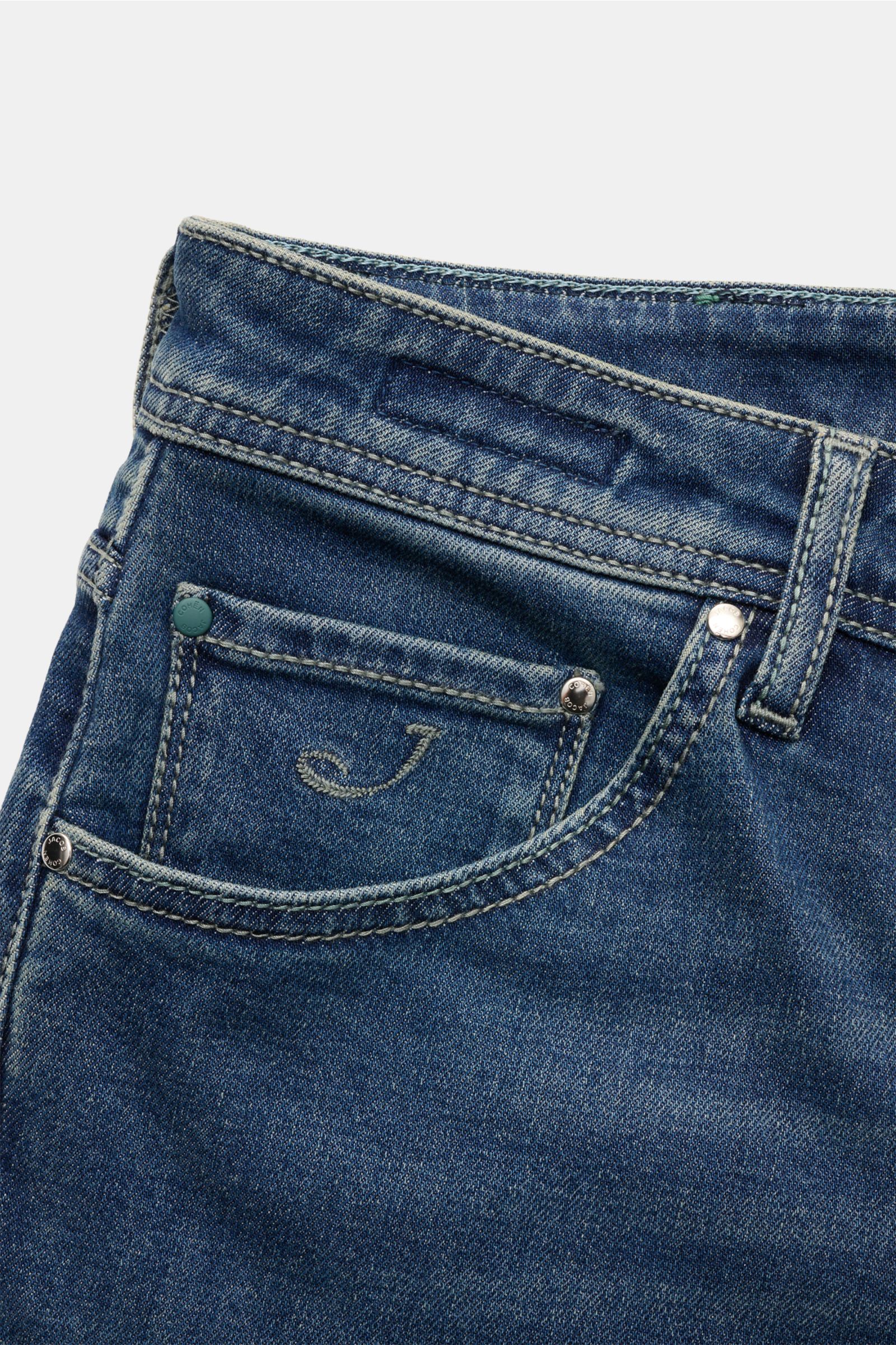Jacob Cohen Jeans 'Scott' graublau shown from close-up front view, denim aus Baumwolle und Lyocell, elastische Qualität, weicher Griff, dezente Used-Waschung, Slim Fit, hohe Bundhöhe, knöchellang, sehr schmal zulaufend, Button Fly, Five-Pocket-Stil, Münzt