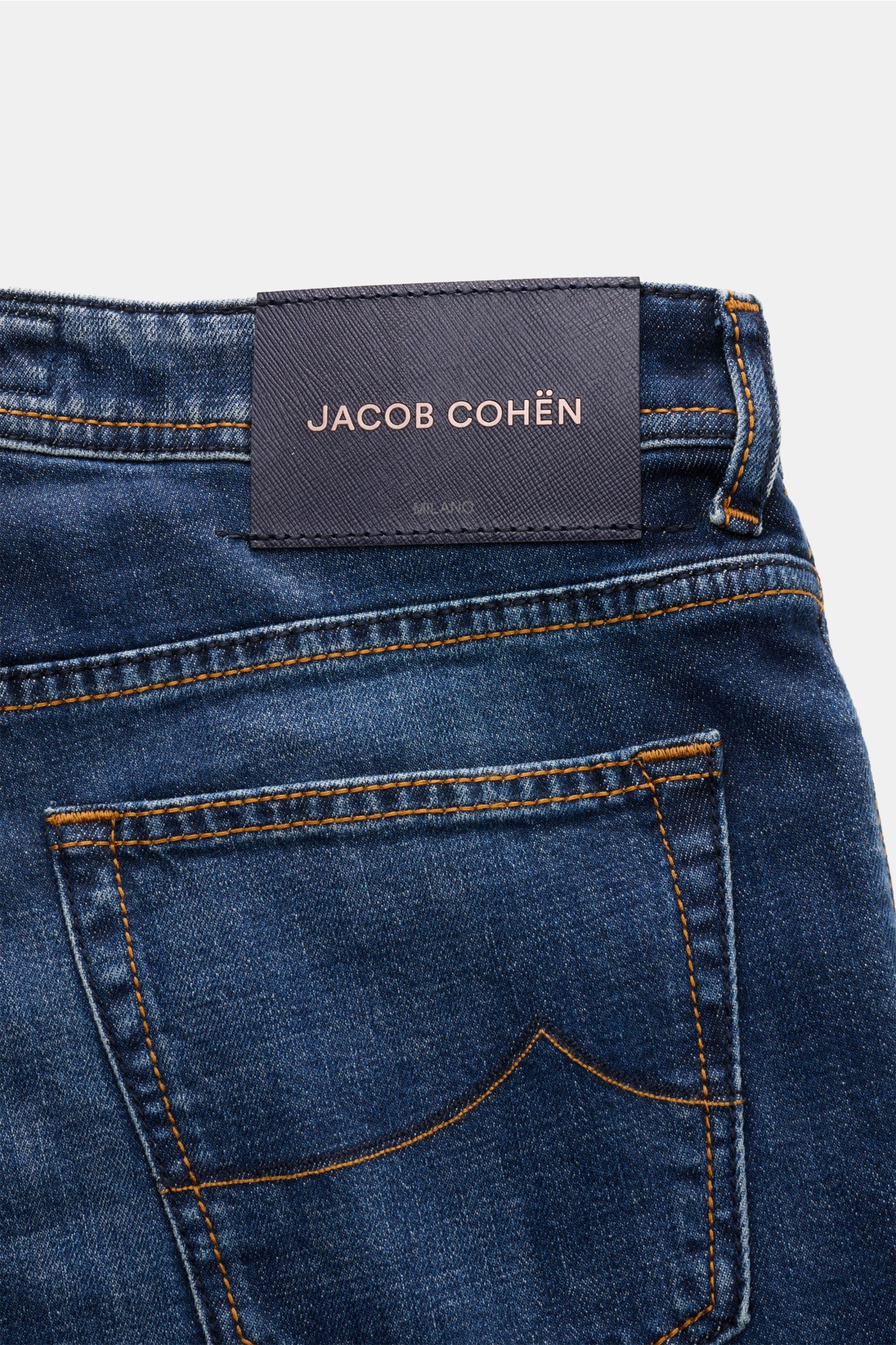 Jacob Cohen Jeans 'Bard' dunkelblau von hinten fotografiert, Denim aus Baumwolle, leicht elastisch, weicher Griff, authentische Waschung, Slim Fit, schmal zulaufend, Button Fly, Five-Pocket-Stil, Münztasche mit Initial, Gesäßtaschen mit tonalem Stitching,