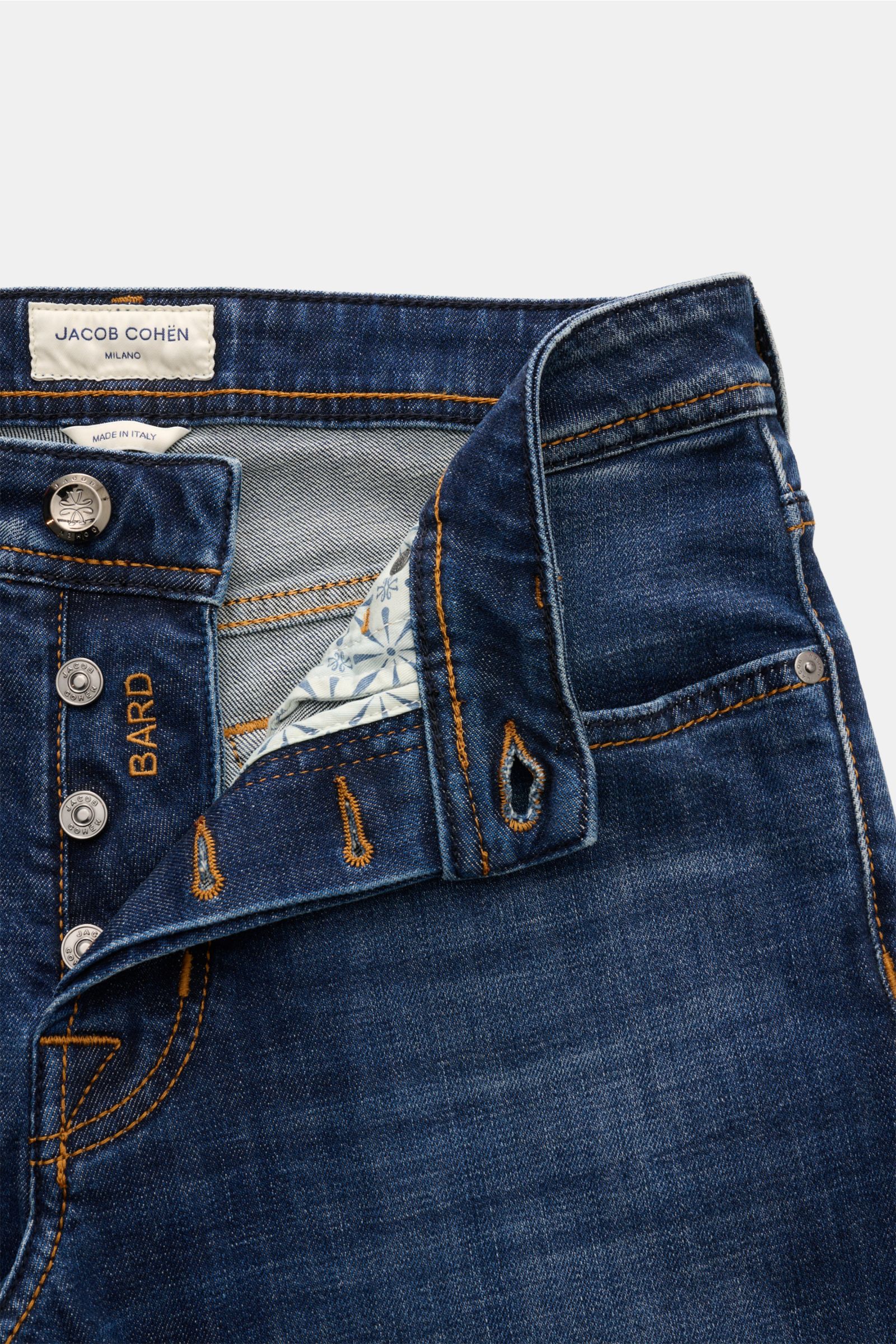 Jacob Cohen Jeans 'Bard' dunkelblau aus Baumwolle, leicht elastisch, weicher Griff, Slim Fit, Button Fly, Five-Pocket mit Münztasche, tonales Stitching, Leather Patch, authentische Waschung, Nahaufnahme von vorne.
