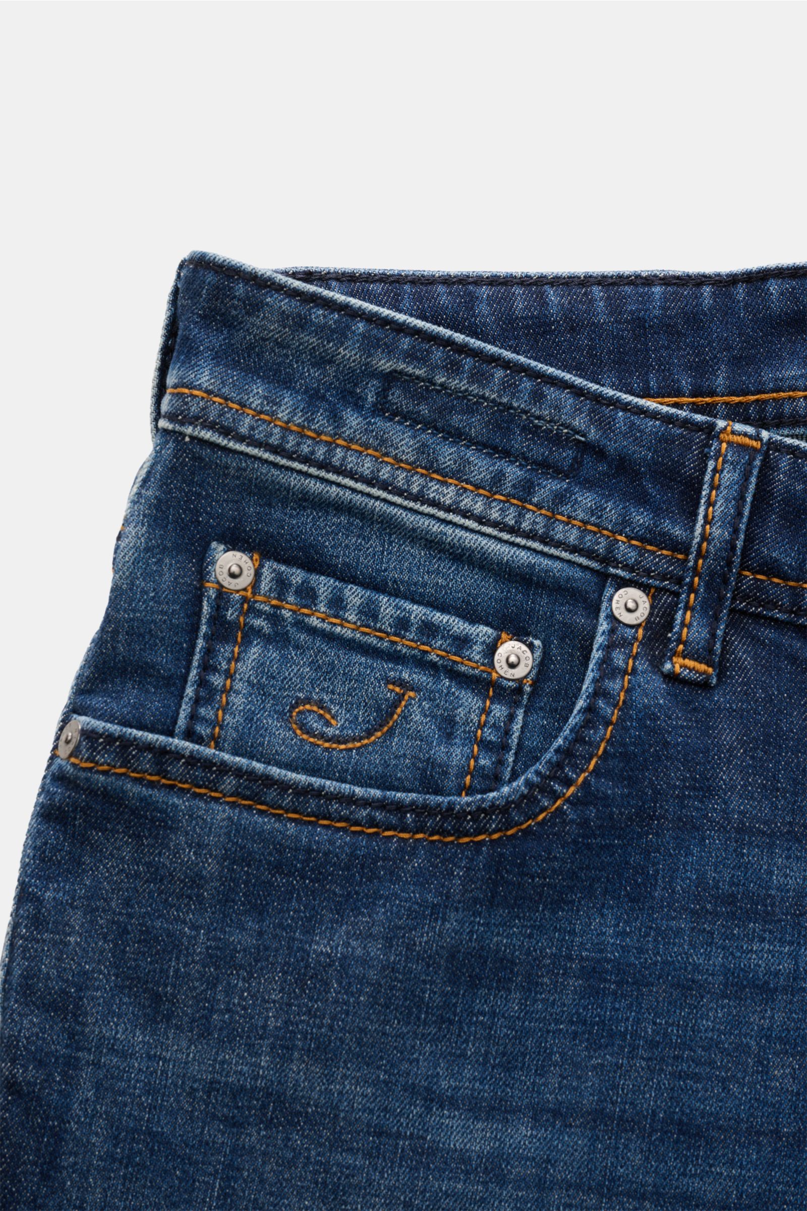 Jacob Cohen Jeans 'Bard' dunkelblau, Nahaufnahme der Fronttasche, Denim aus Baumwolle, leicht elastisch, weicher Griff, authentische Waschung, Slim Fit, Button Fly, Five-Pocket-Stil, Münztasche mit Initial, tonales Stitching, Leather Patch.