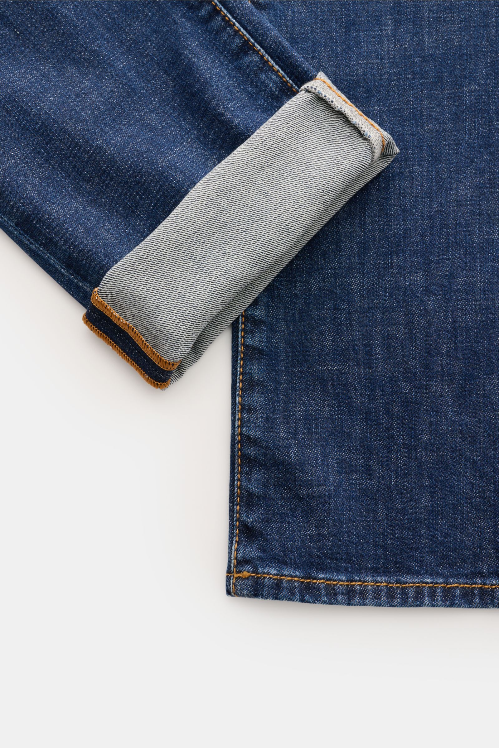 Jacob Cohen Jeans 'Bard' dunkelblau, Detailaufnahme vom Bein mit umgeschlagener Hose, Denim aus Baumwolle, slim fit, weicher Griff, authentische Waschung, Button Fly, Five-Pocket-Stil, Münztasche mit Initial, Gesäßtaschen mit tonalem Stitching, Leather Pa