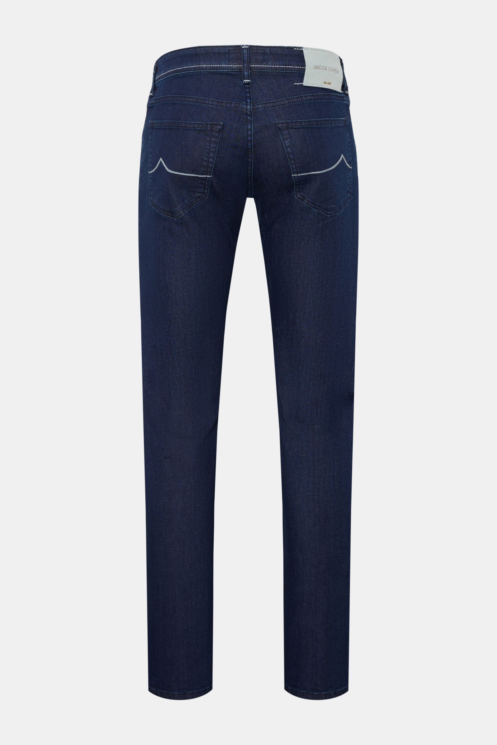 Jacob Cohen Jeans 'Bard' navy, Rückansicht, Slim Fit Denim mit elastischer Baumwoll-Microfaser, Five-Pocket, Button Fly, Ponyfell-Lederpatch.
