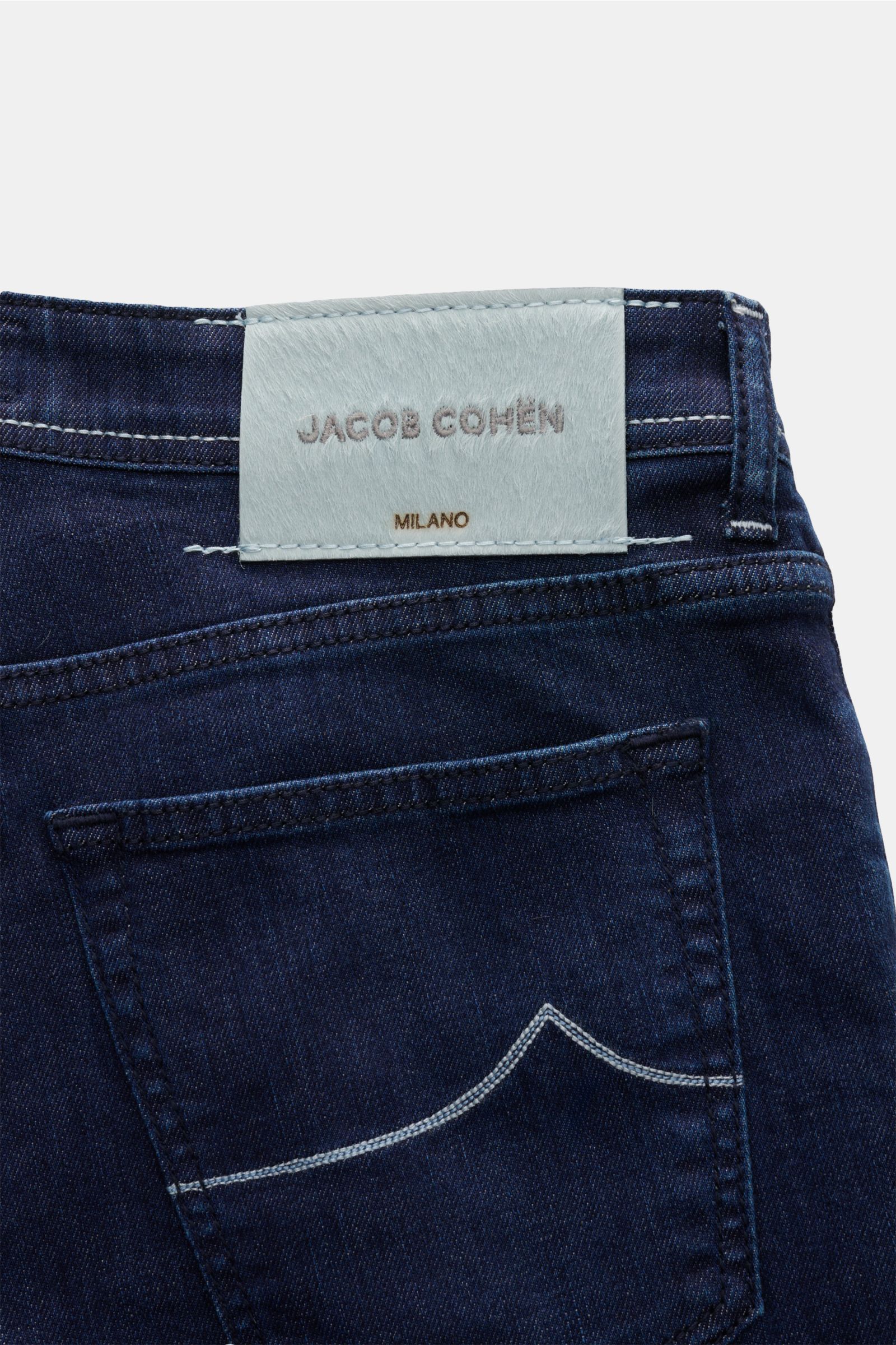 Jacob Cohen Jeans 'Bard' navy Rückansicht mit Gesäßtasche, Leder-Patch in Ponyfell-Optik, Slim Fit, elastisch, Five-Pocket-Stil.