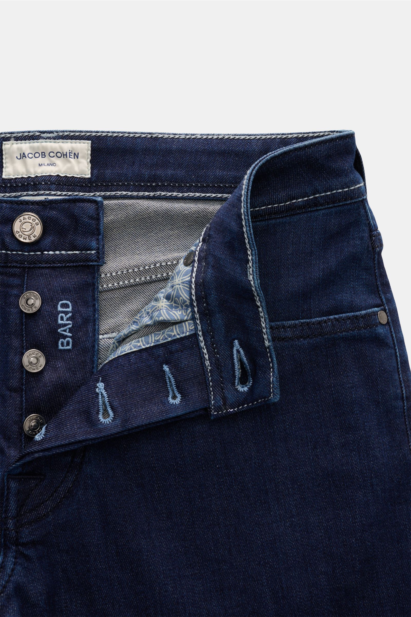 Jacob Cohen Jeans 'Bard' navy, Detailaufnahme vorne schräg von oben, Slim Fit, elastischer Denim, Button Fly, Münztasche mit Initial, Leather-Patch Ponyfell.