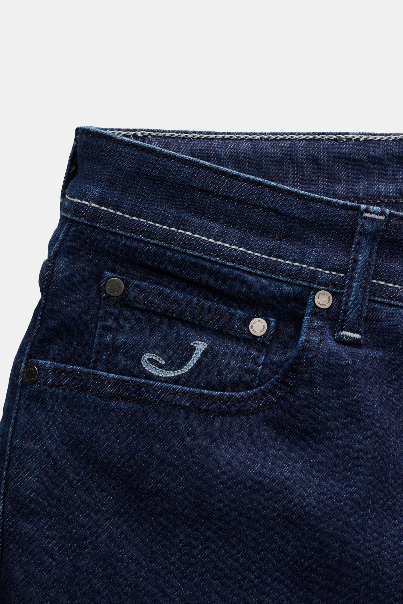 Jacob Cohen Jeans 'Bard' navy, Slim Fit aus elastischem Denim mit Baumwolle, Five-Pocket-Stil, Button Fly, Münztasche mit Initial, aufgenommen aus Nahaufnahme der Bund- und Taschenpartie.