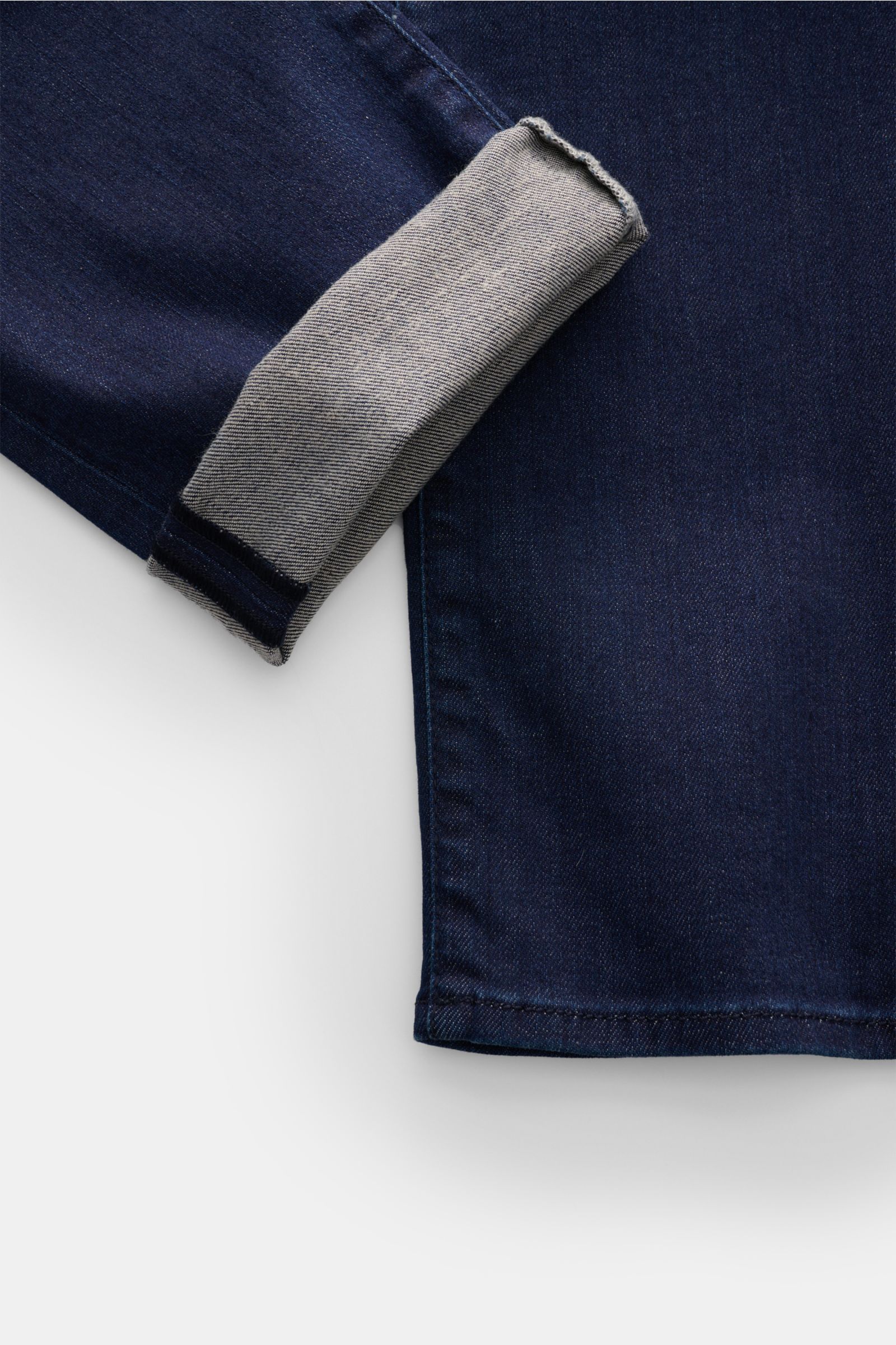 Jacob Cohen Jeans 'Bard' navy im Detail von oben, Slim Fit aus elastischem Baumwoll-Denim mit softer Qualität, umgeschlagener Saum.