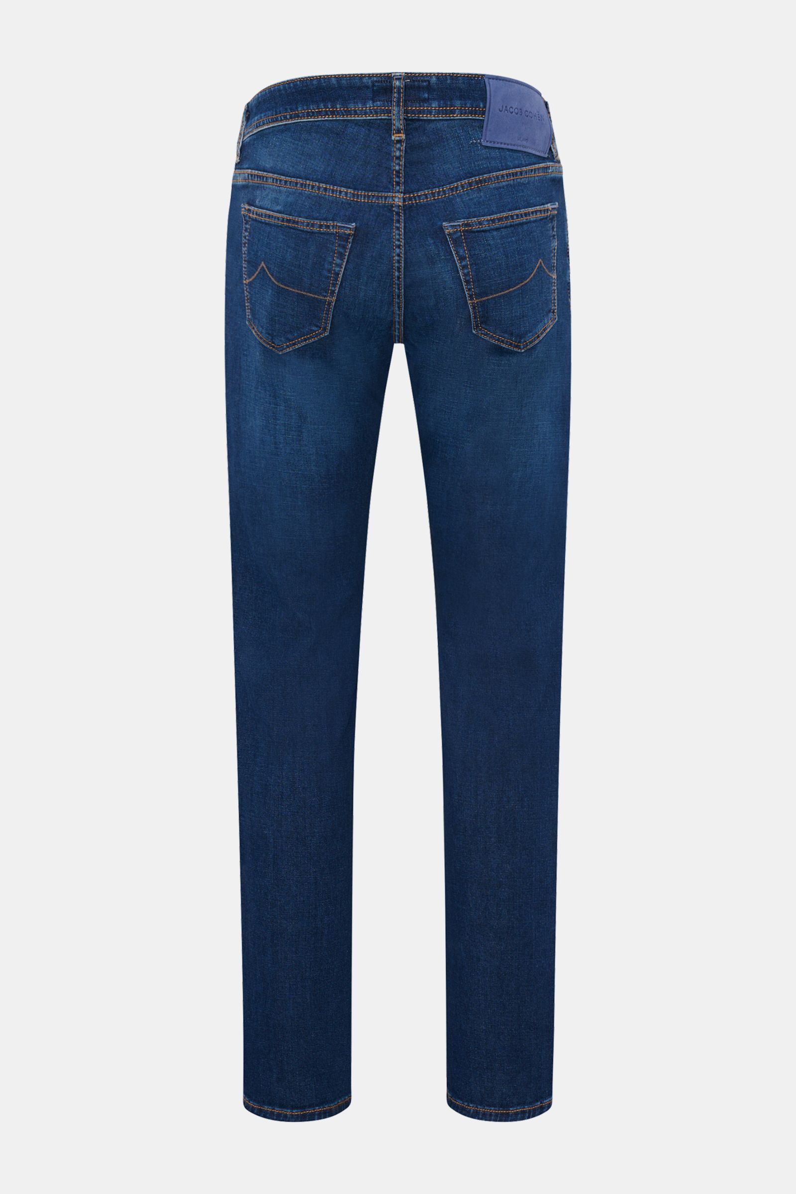 Jacob Cohen Jeans 'Bard' dunkelblau shown from the back, slim fit, tapered, denim cotton and microfiber, soft touch, button fly, five-pocket style, coin pocket with initial, contrast stitching, leather patch, back pockets with stitching.