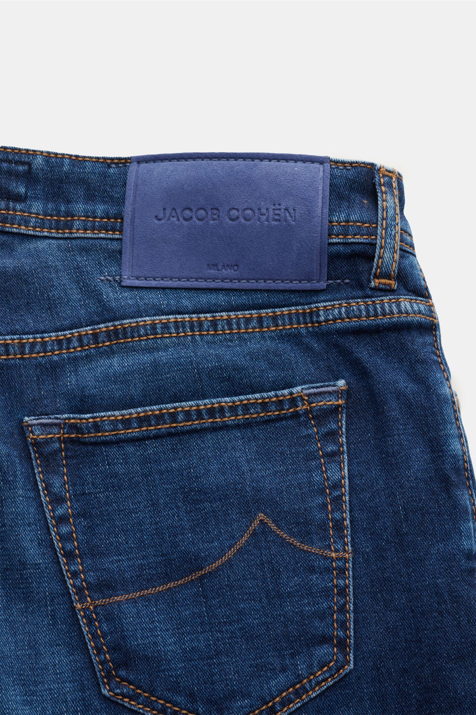 Jacob Cohen Jeans 'Bard' dunkelblau shown from the back, highlighting denim aus Baumwolle und Microfaser, leicht elastische Qualität, weicher Griff, kontrastierende Nähte, Slim Fit, schmal zulaufend, Button Fly, Five-Pocket-Stil, Münztasche mit Initial, G