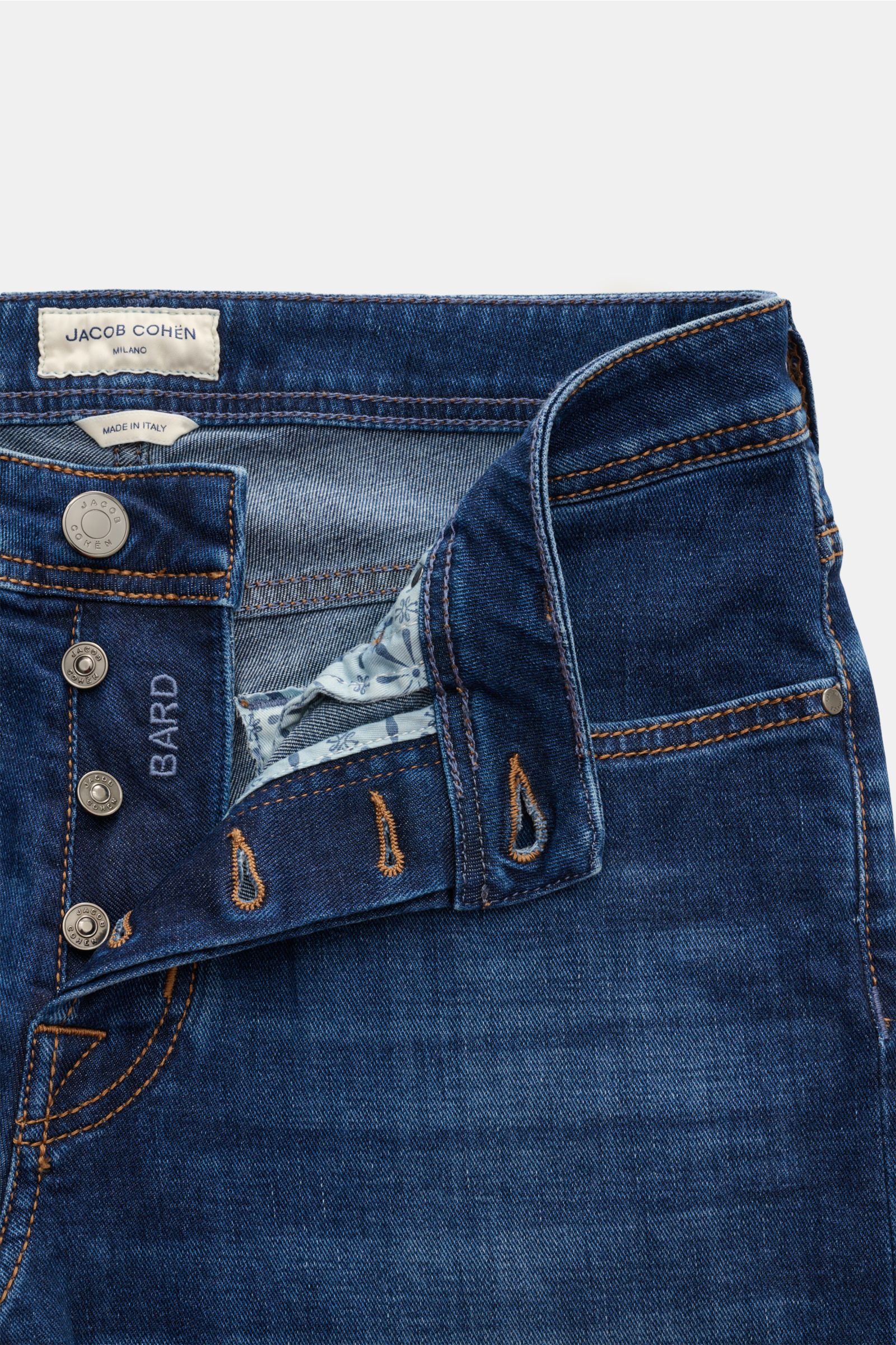 Jacob Cohen Jeans 'Bard' dunkelblau shown from the front top angle with button fly open, denim cotton microfiber, slim fit, soft touch, contrast stitching, five-pocket style, coin pocket with initial, back pockets with stitching, leather patch.  

