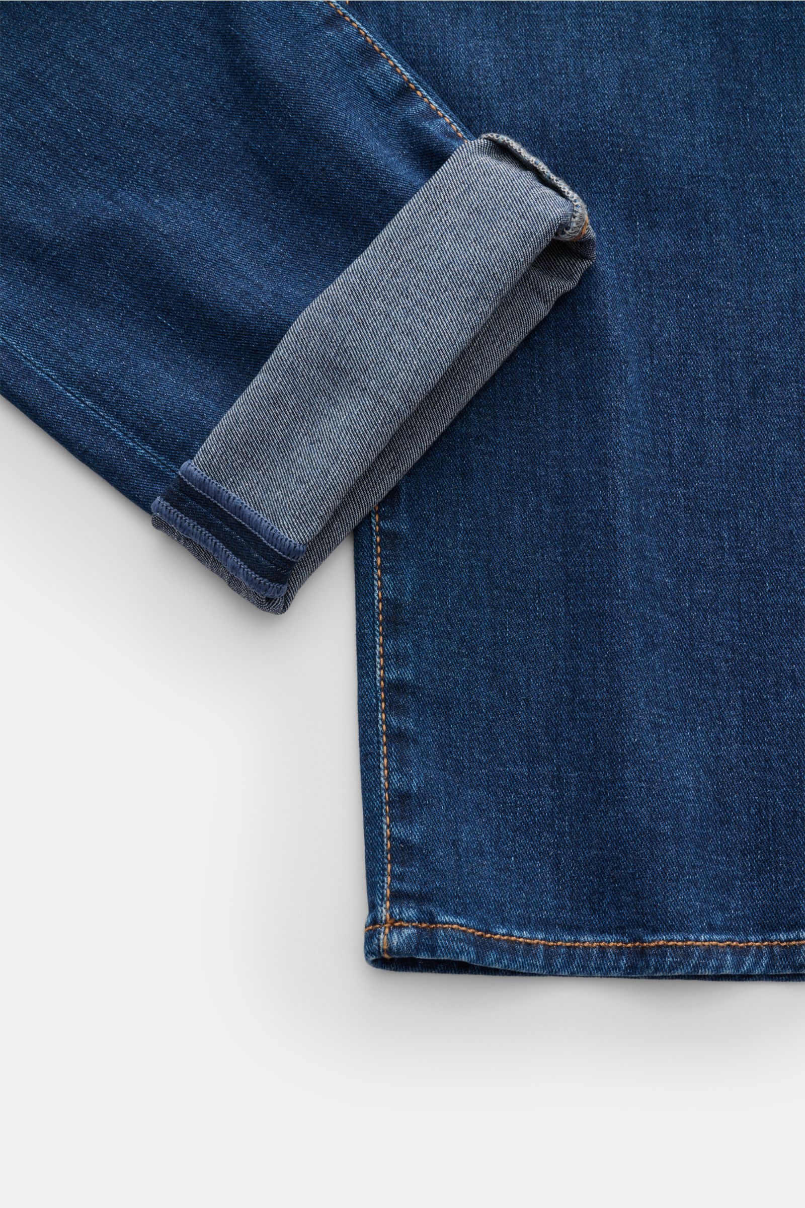 Close-up of the hem and cuff of Jacob Cohen Jeans 'Bard' dunkelblau in slim fit, photographed from the side showing denim aus Baumwolle und Microfaser, leicht elastische Qualität, weicher Griff, kontrastierende Nähte, schmal zulaufend, Button Fly, Five-Po
