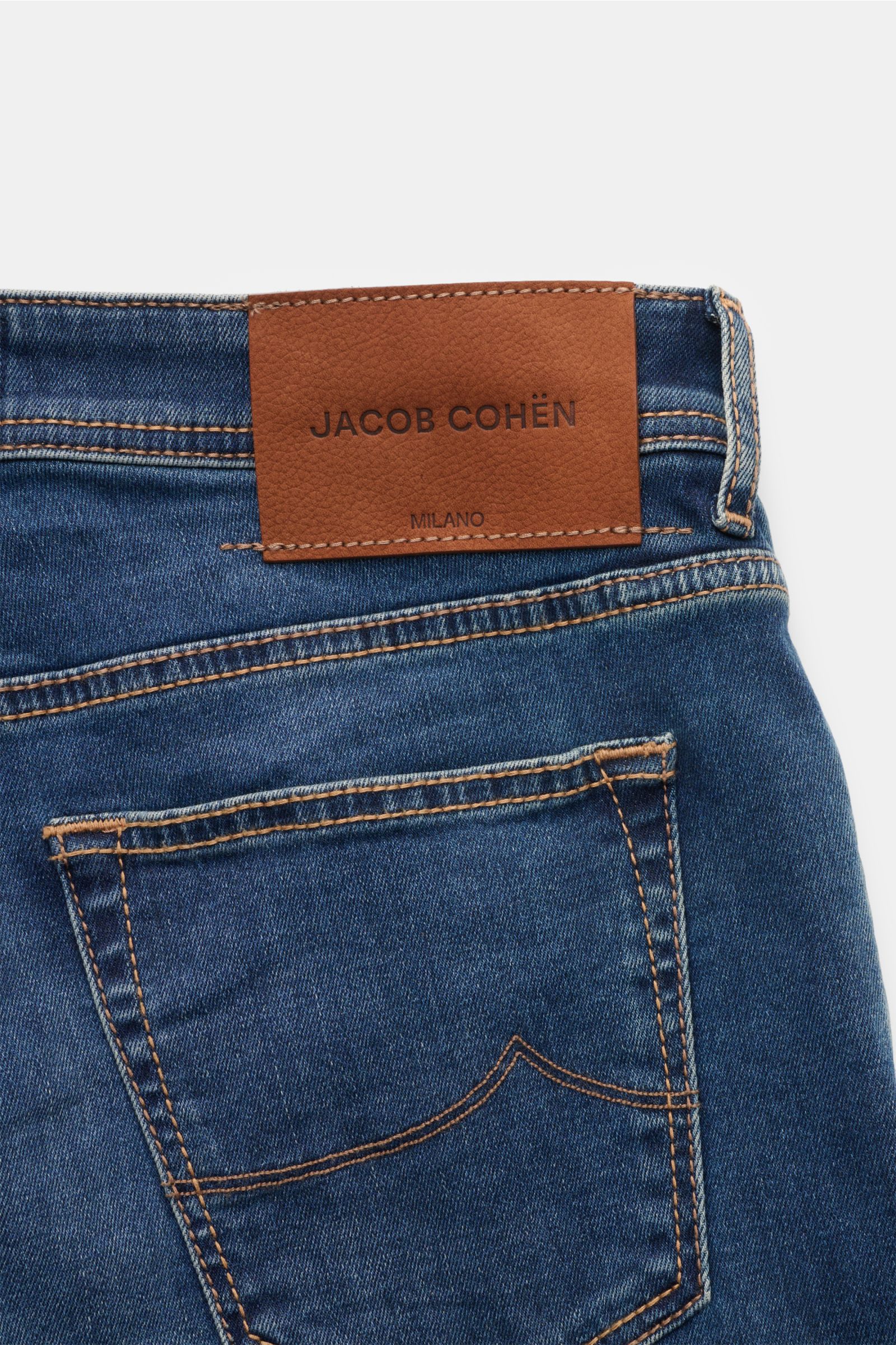 Jacob Cohen Jeans 'Bard' dunkelblau, Rückansicht mit Leder-Patch, Five-Pocket-Stil, authentischer Used-Waschung, Slim Fit, Button Fly, Baumwolle mit Stretch.