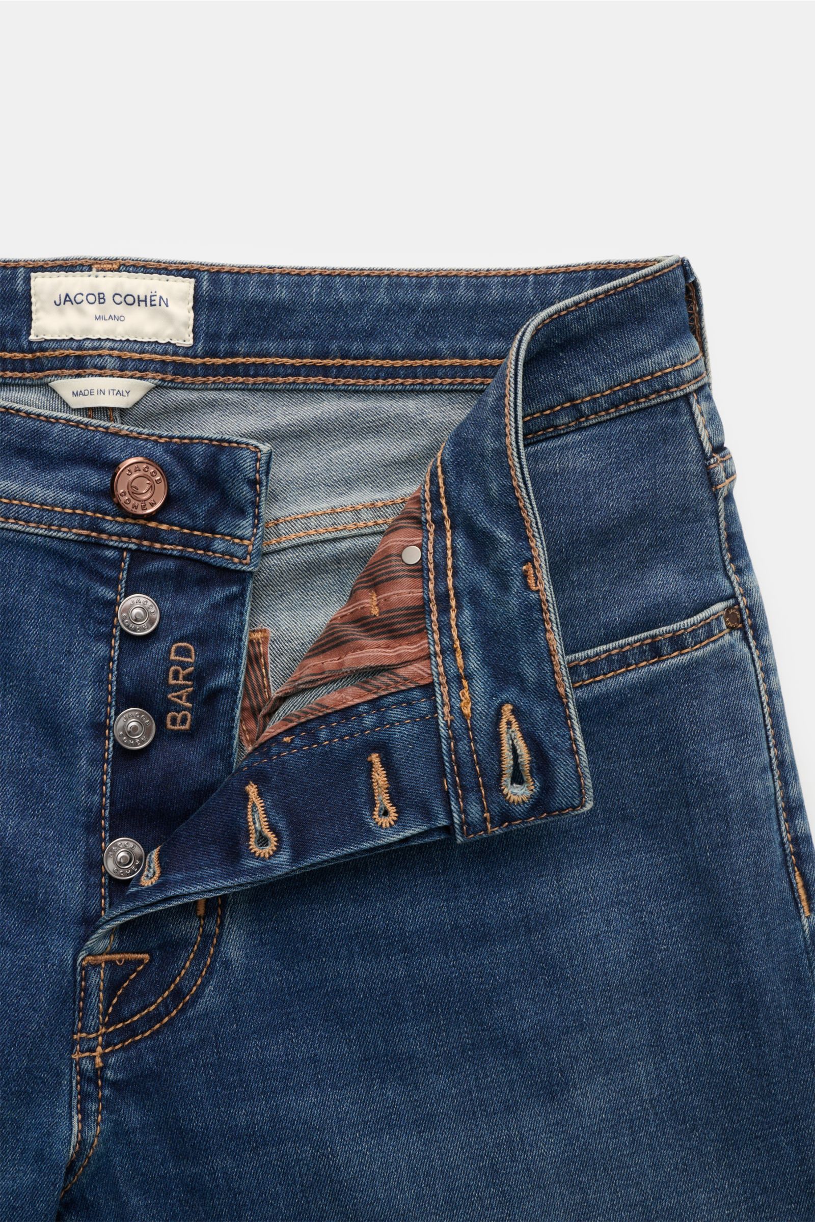 Jacob Cohen Jeans 'Bard' dunkelblau, Slim Fit, Button Fly, Five-Pocket-Stil, leichte Used-Waschung, Baumwoll-Denim mit Stretch, Detailansicht offen.