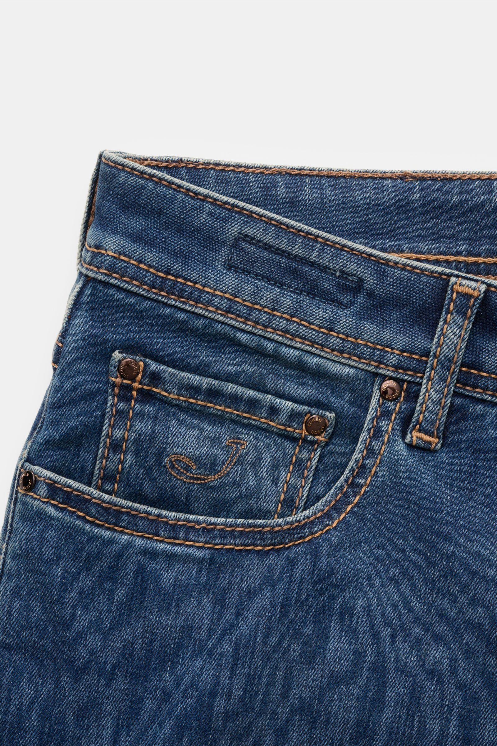 Jacob Cohen Jeans 'Bard' dunkelblau im Slim Fit, Detailaufnahme der Front mit Münztasche, Button Fly, Five-Pocket-Stil, Used-Waschung.