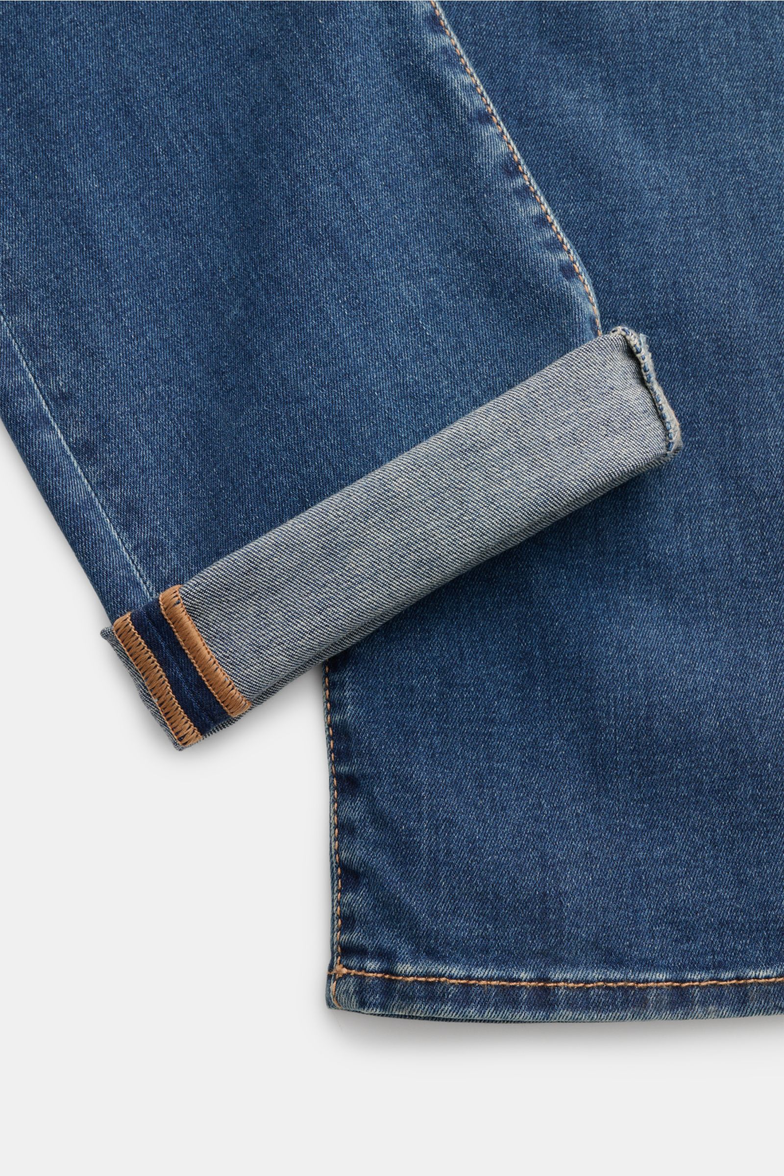 Jacob Cohen Jeans 'Bard' dunkelblau, Slim Fit, leicht schmal zulaufend, Denim mit Stretch, Used-Waschung, Detailansicht Beinumschlag von oben.