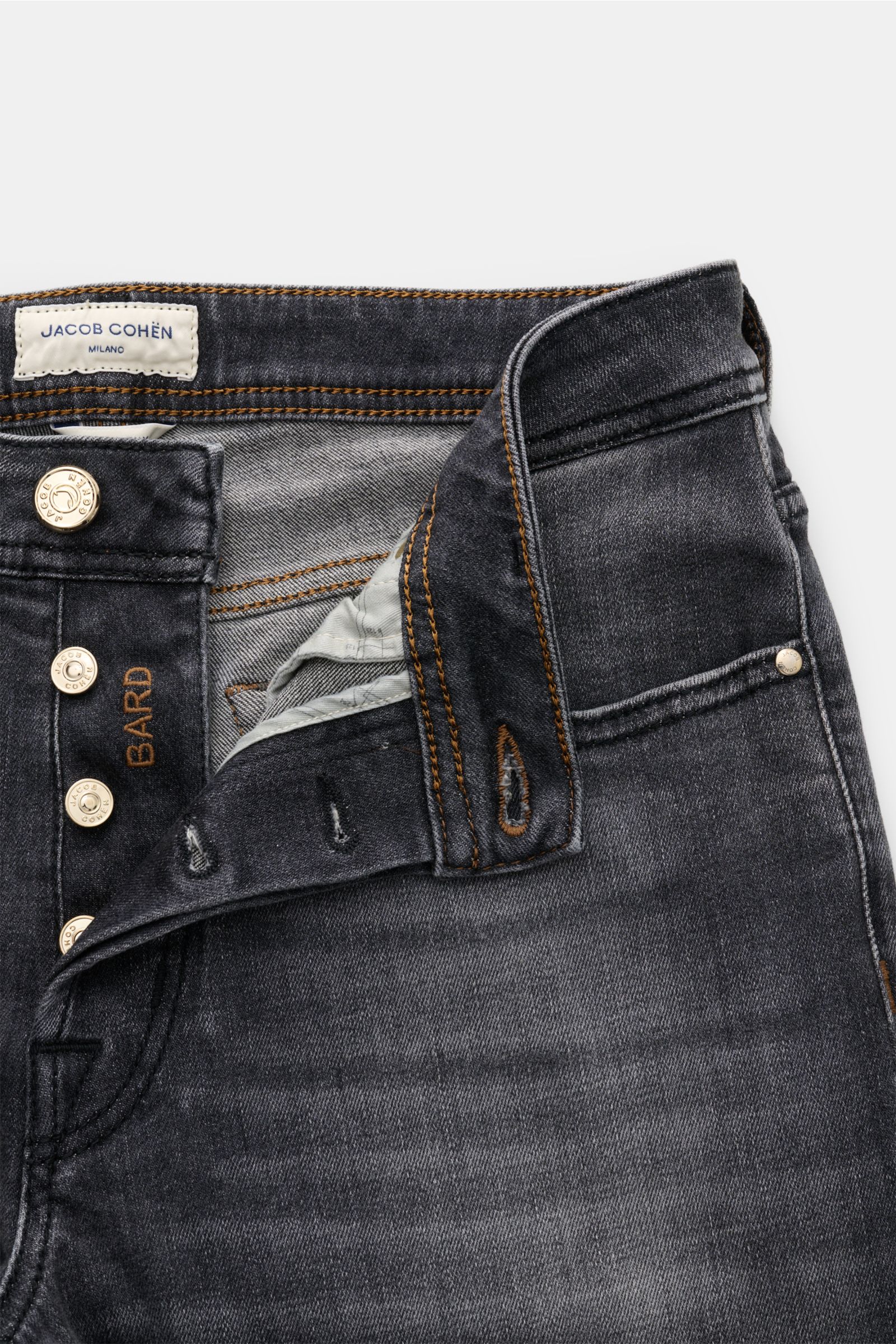 Jacob Cohen Jeans 'Bard' grau, Detailansicht von oben, Denim aus reiner Baumwolle, elastisch, weich, Used-Waschung, Slim Fit, Button Fly, Five-Pocket-Stil, Münztasche mit Initial, Gesäßtaschen mit Stitching, Leather Patch.