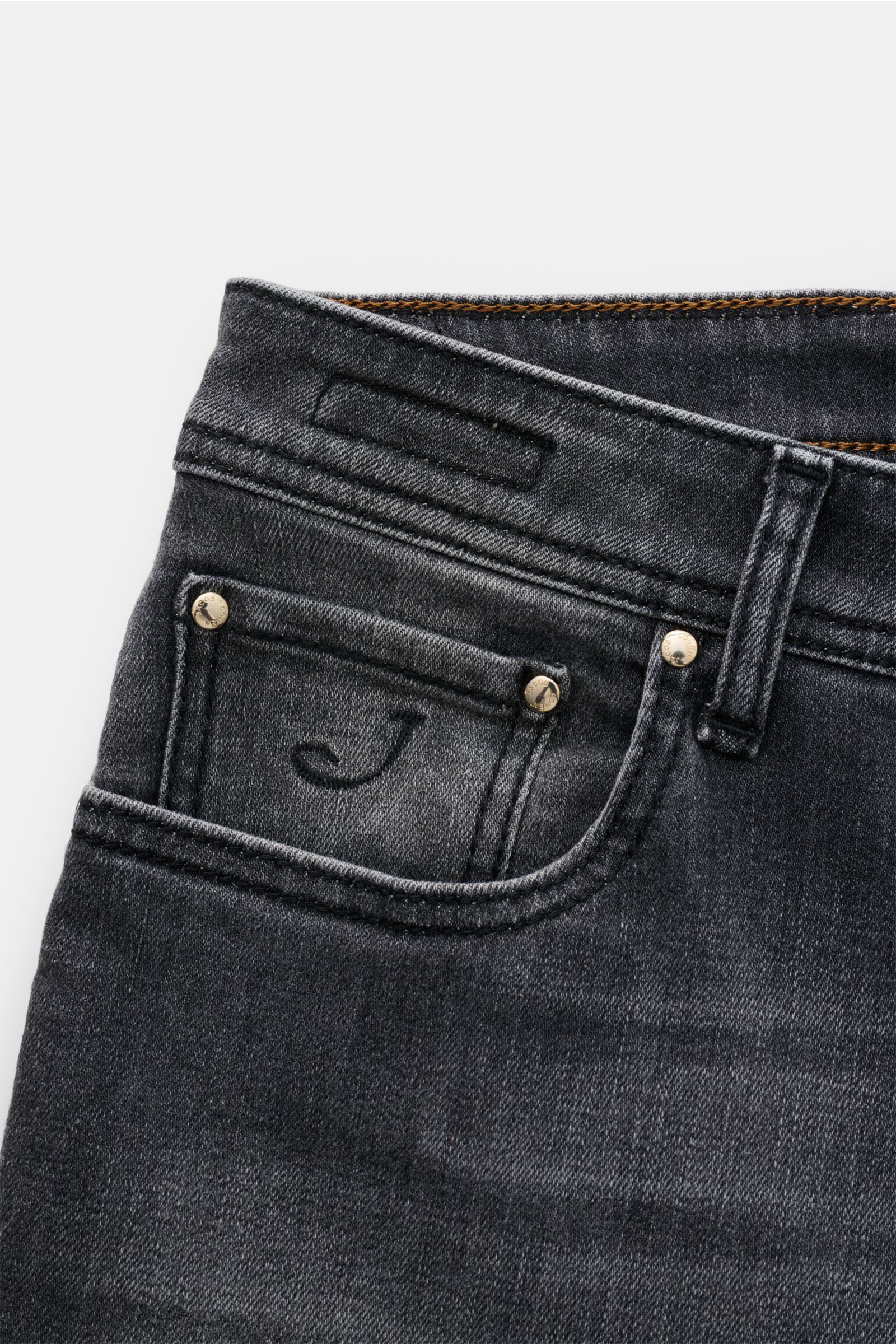 Jacob Cohen Jeans 'Bard' grau, Nahaufnahme Frontansicht, Denim reine Baumwolle, elastisch, weich, Used-Waschung, Slim Fit, Button Fly, Five-Pocket, Münztasche mit Initial, Gesäßtaschen mit Stitching, Leather Patch.
