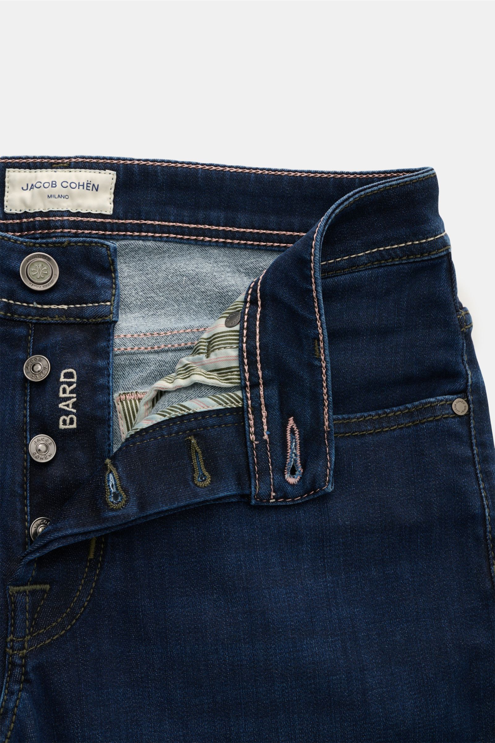 Jacob Cohen Jeans 'Bard' navy shown from front close-up with denim aus Baumwolle, Lyocell und Microfaser, leicht elastische Qualität, weicher Griff, kontrastierende Nähte, Slim Fit, schmal zulaufend, Button Fly, Five-Pocket-Stil, Münztasche mit Initial, G