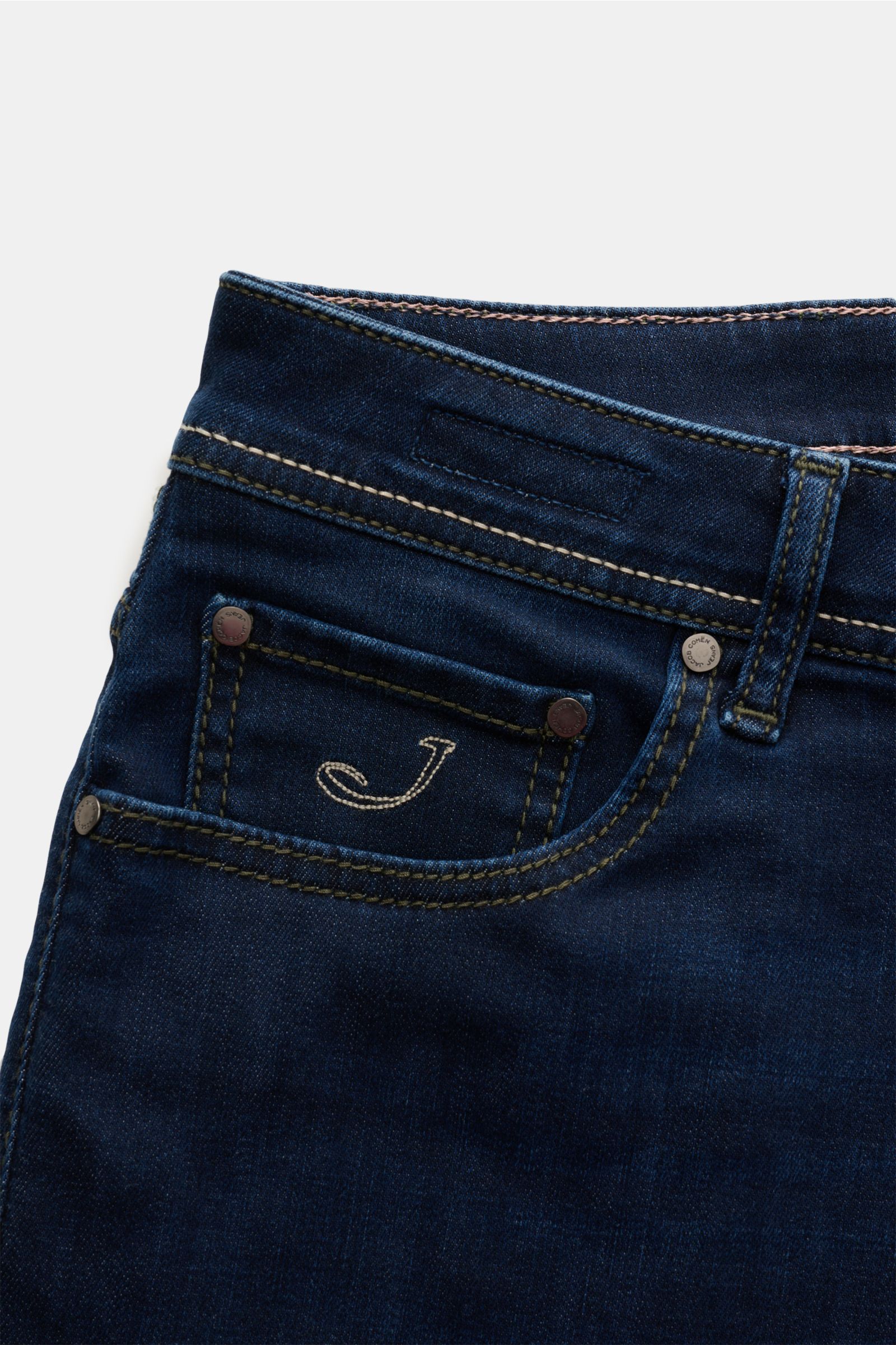 Close-up front-side view of Jacob Cohen Jeans 'Bard' navy showing denim pocket with embroidered 'J' initial, button fly, and contrast stitching. Denim aus Baumwolle, Lyocell und Microfaser, leicht elastische Qualität, weicher Griff, kontrastierende Nähte,