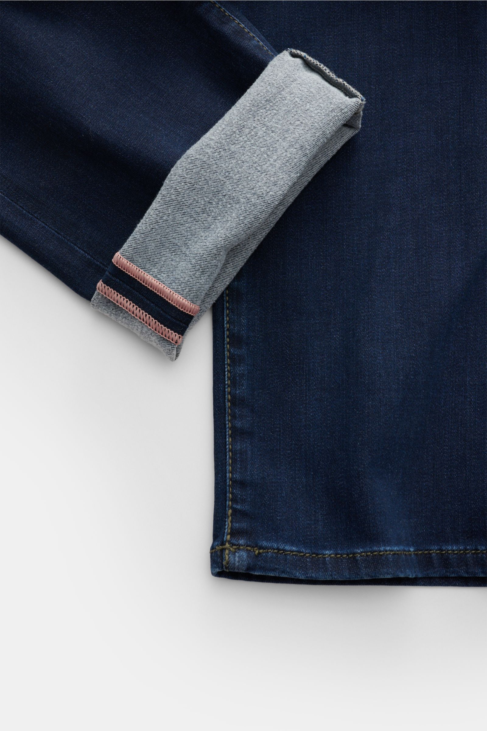 Close-up from above of the cuff and lower leg of Jacob Cohen Jeans 'Bard' navy, made of cotton, lyocell, and microfiber denim with slight stretch, soft feel, contrasting seams, slim fit, tapered leg, button fly, five-pocket style, coin pocket with initial