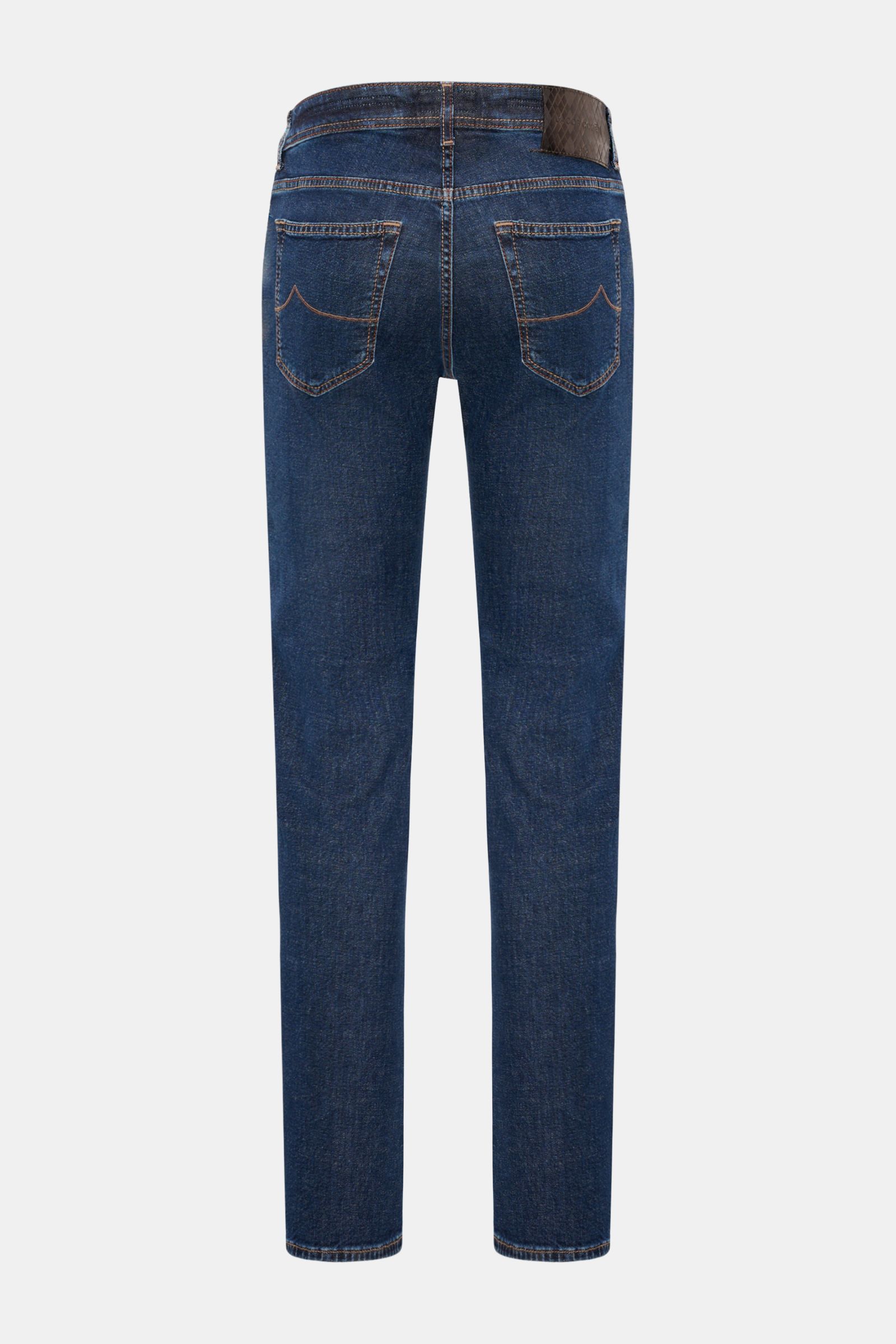 Jacob Cohen Jeans 'Bard' navy, Rückansicht, Denim aus Baumwolle, leicht elastisch, weicher Griff, Used-Waschung, Slim Fit, Button Fly, Five-Pocket, Münztasche mit Initial, Leather-Patch mit Rautenmuster.