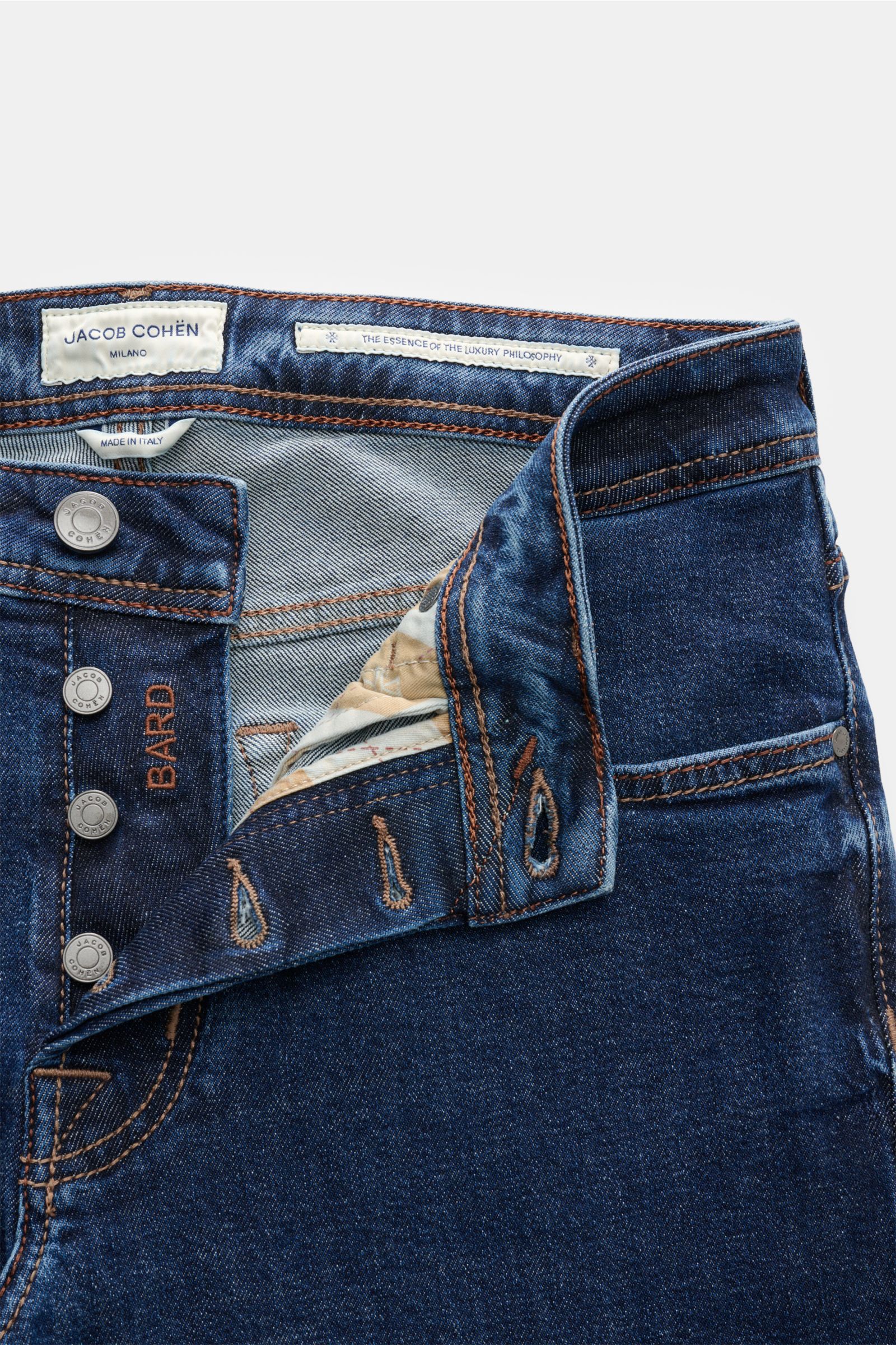 Jacob Cohen Jeans 'Bard' navy, Detailaufnahme von vorne auf Button Fly, Denim aus Baumwolle, Five-Pocket, Münztasche mit Initial, Slim Fit, Used-Waschung, weicher Griff, Leather-Patch mit Rautenmuster.