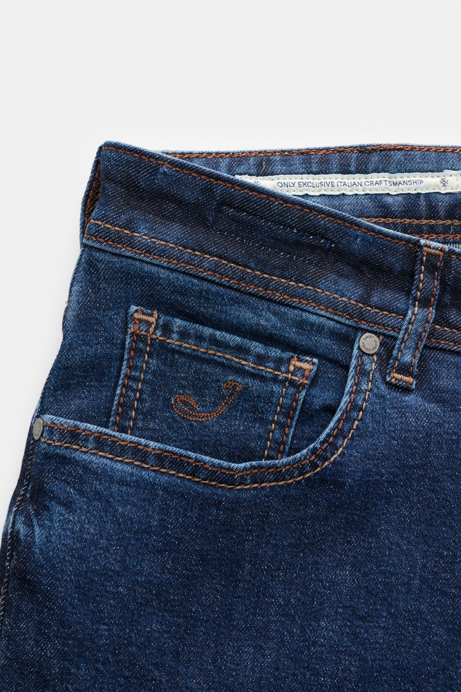 Jacob Cohen Jeans 'Bard' navy in Slim Fit, schmal zulaufend, aus Baumwoll-Denim mit Used-Waschung, Button Fly, Five-Pocket-Stil, Münztasche mit Initial, Leather-Patch, Detailaufnahme von vorne oben.