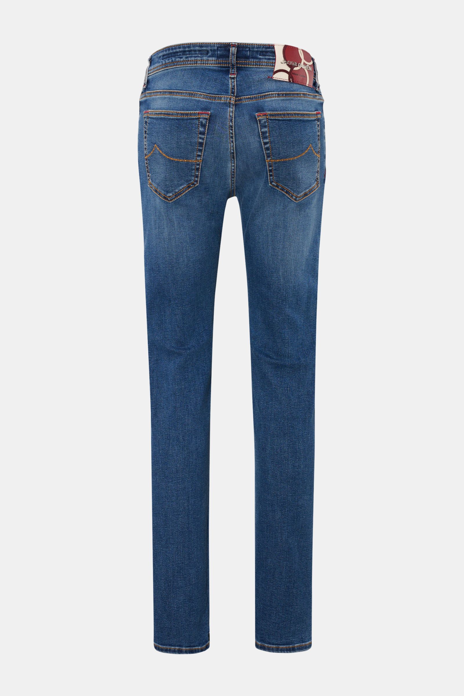 Jacob Cohen Jeans 'Bard' blau, Rückansicht, Slim Fit, schmal zulaufend, Five-Pocket-Stil, Button Fly, Baumwoll-Microfaser-Mix, weicher Griff, kontrastierende Nähte, Leather Patch, Olympische Winterspiele inspiriert.