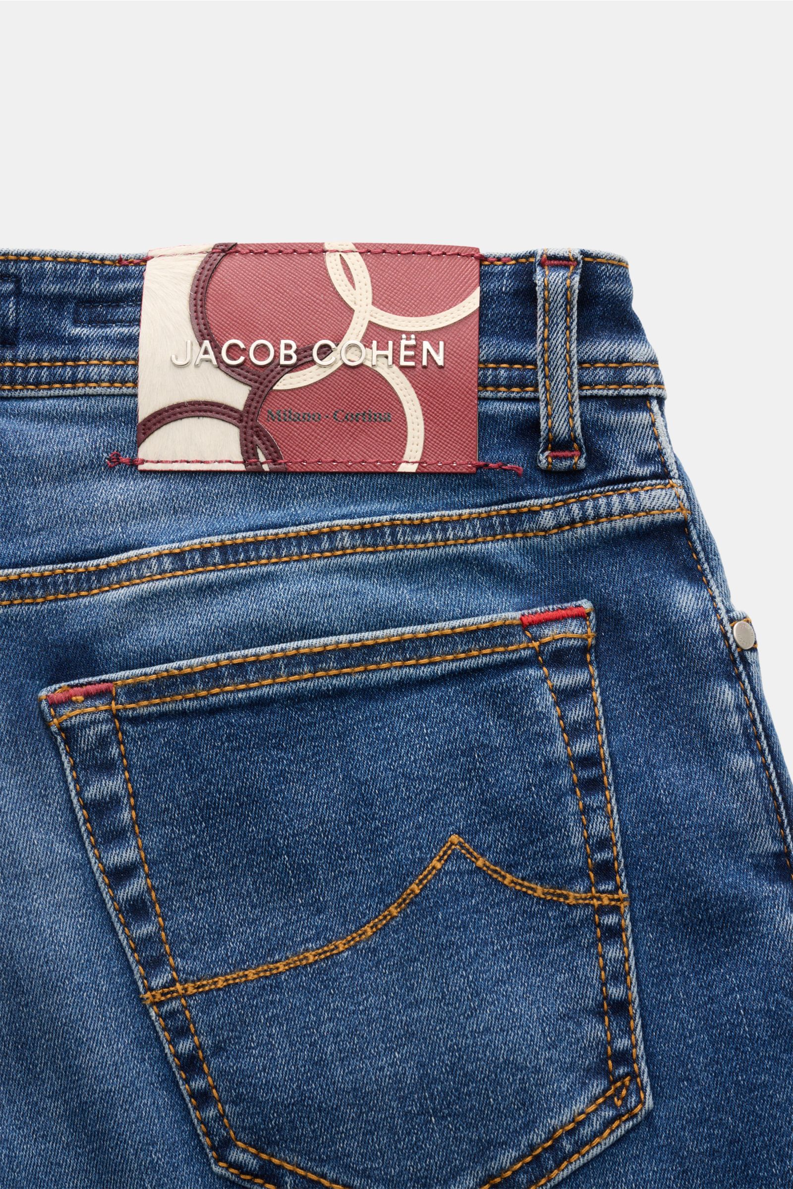 Jacob Cohen Jeans 'Bard' blau, Rückansicht mit Gesäßtasche, Lederpatch mit Olympischen Ringen, Slim Fit, Baumwolle-Microfaser-Mix, kontrastierende Nähte.